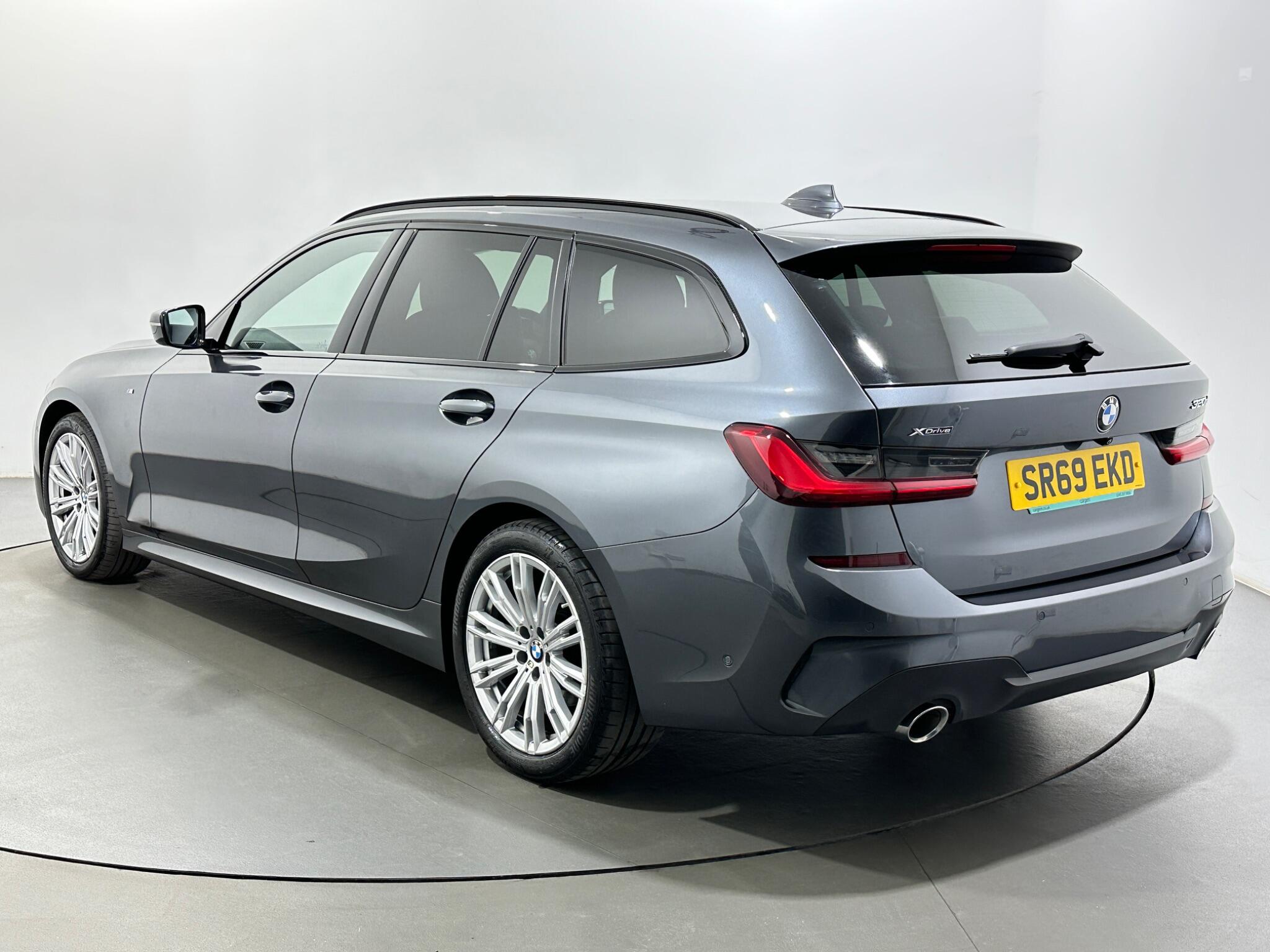 BMW 3 Series view 6