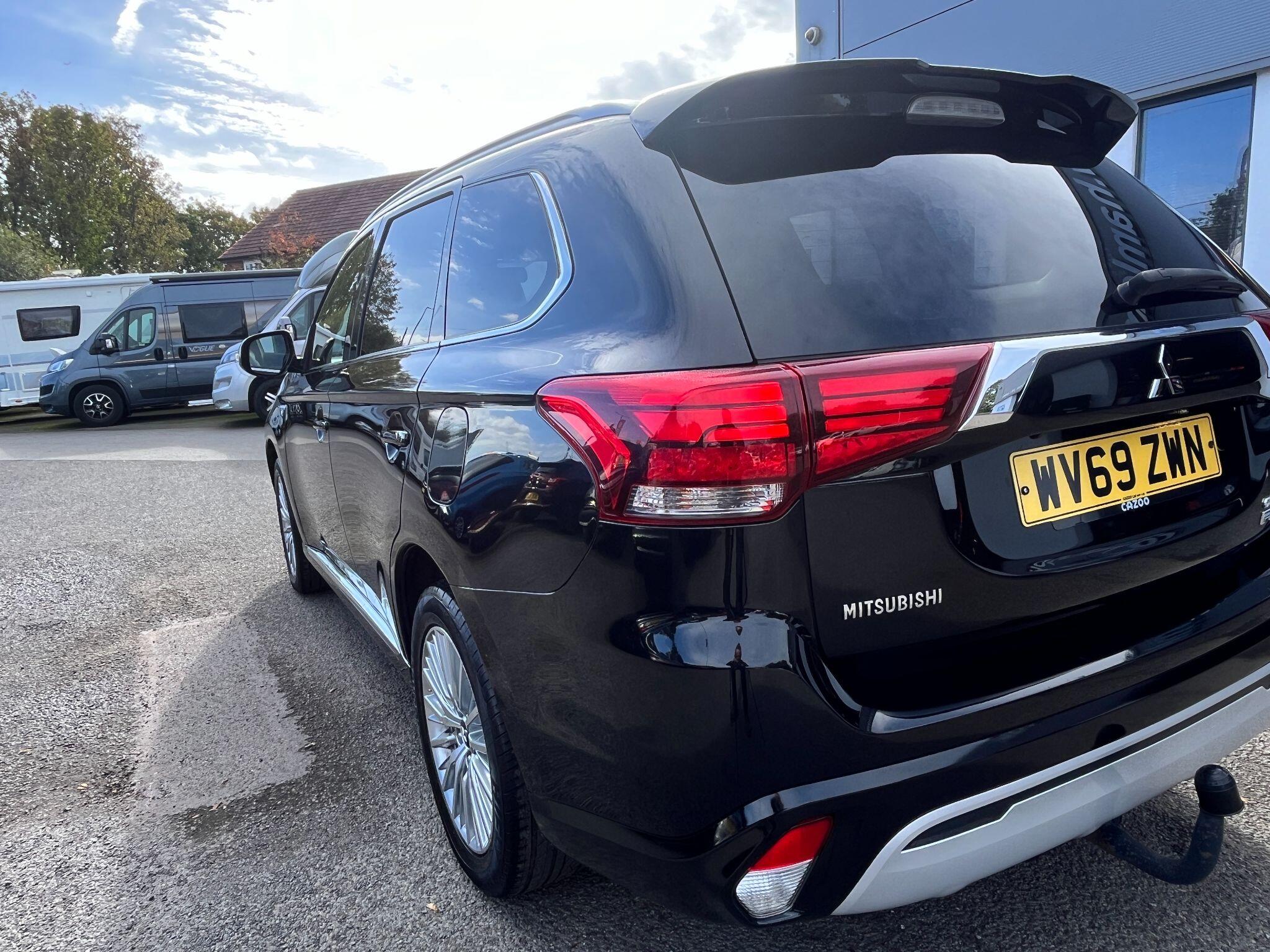 Mitsubishi Outlander view 3