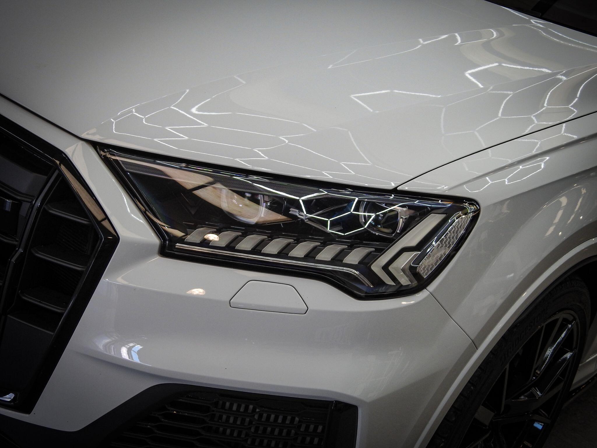 Audi SQ7 view 11