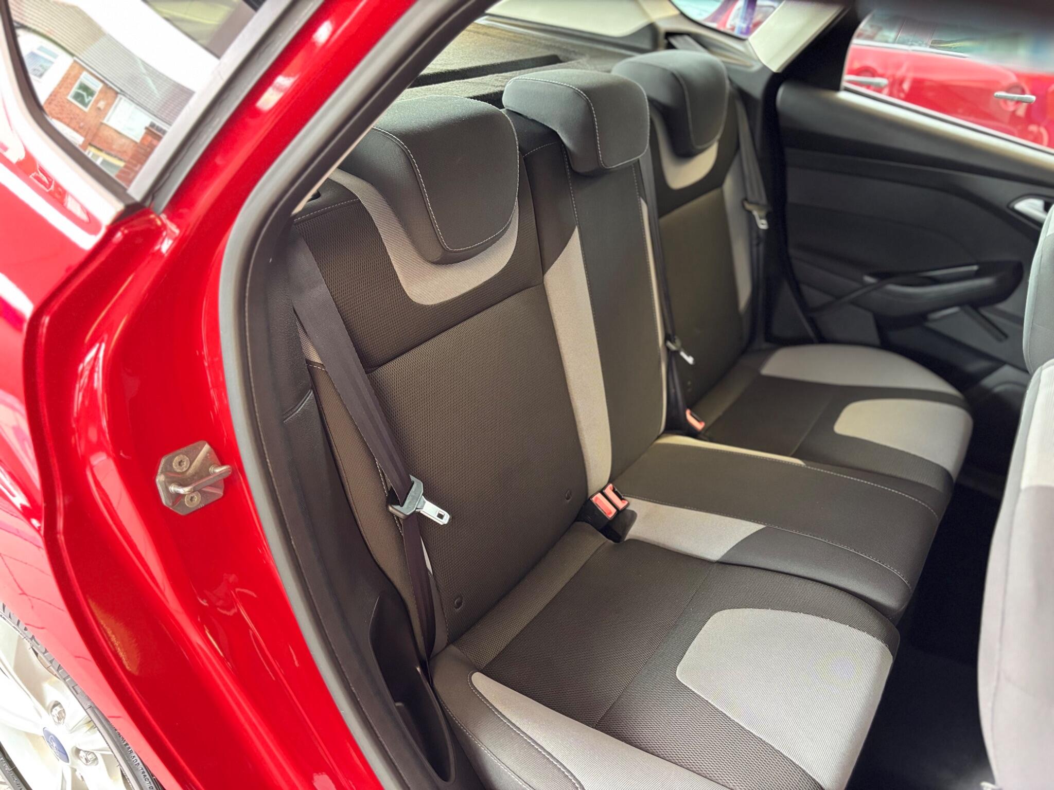 Ford Focus view 15