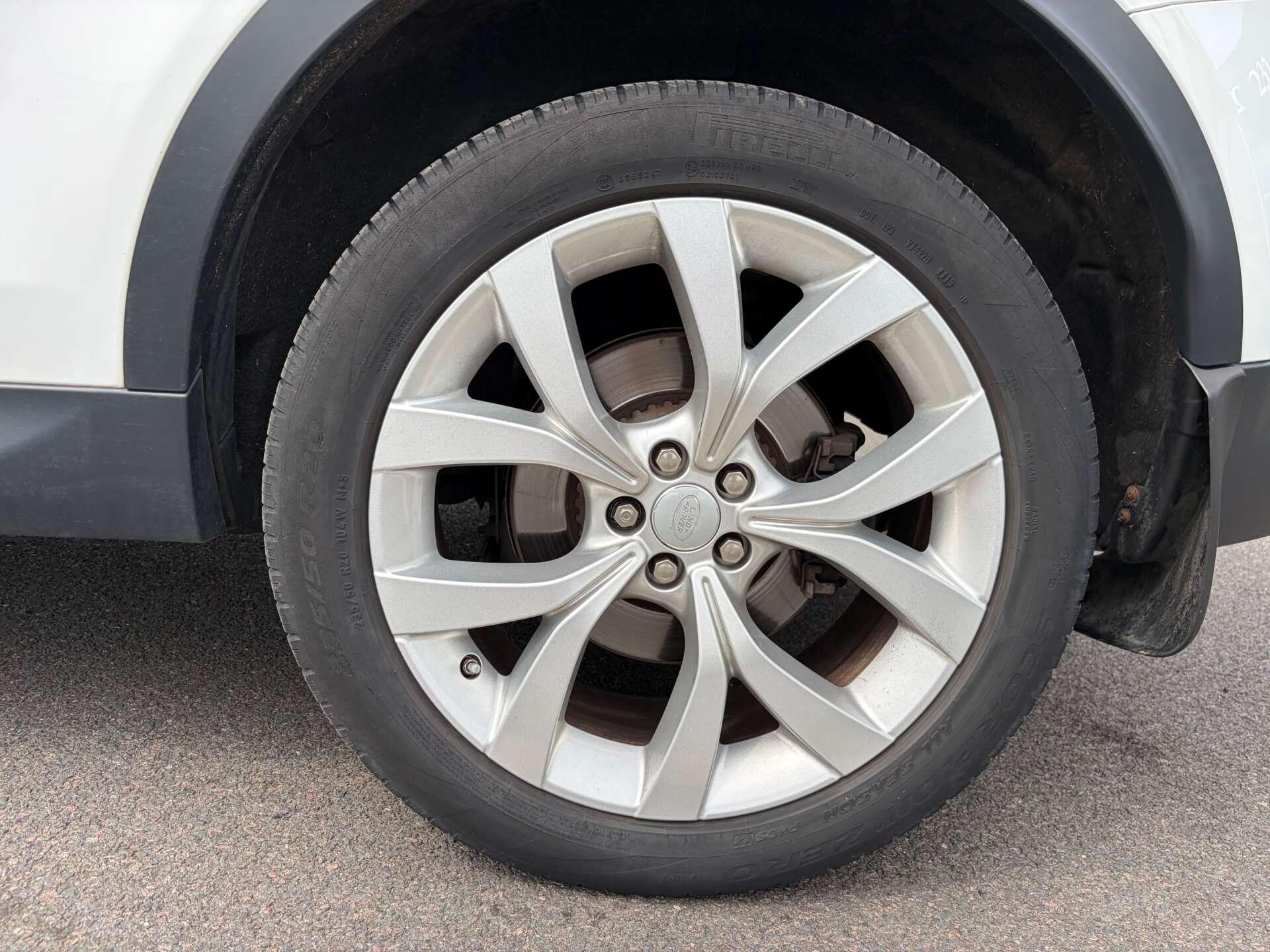 Land Rover Discovery Sport view 13