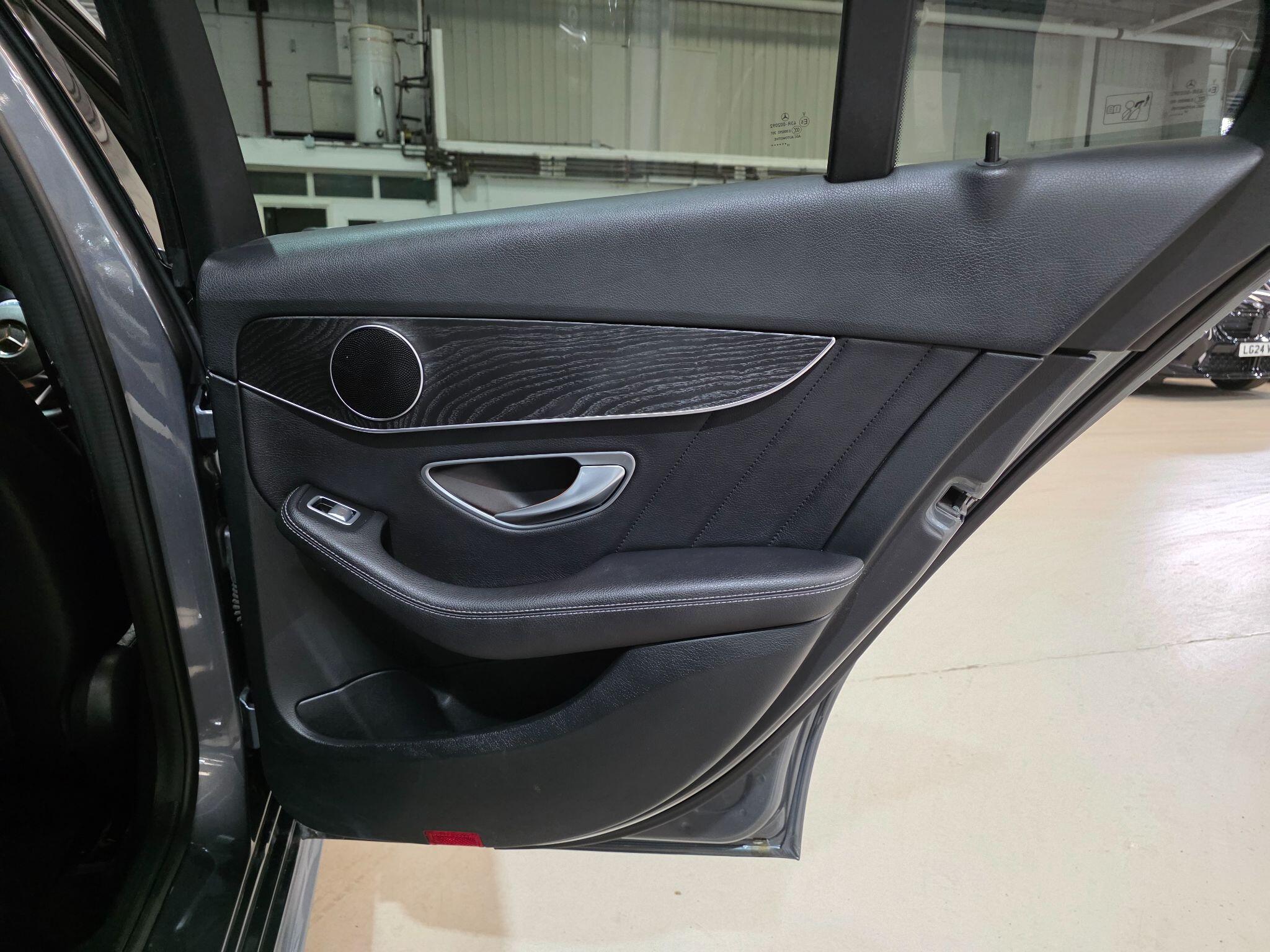 Mercedes-Benz C Class view 24