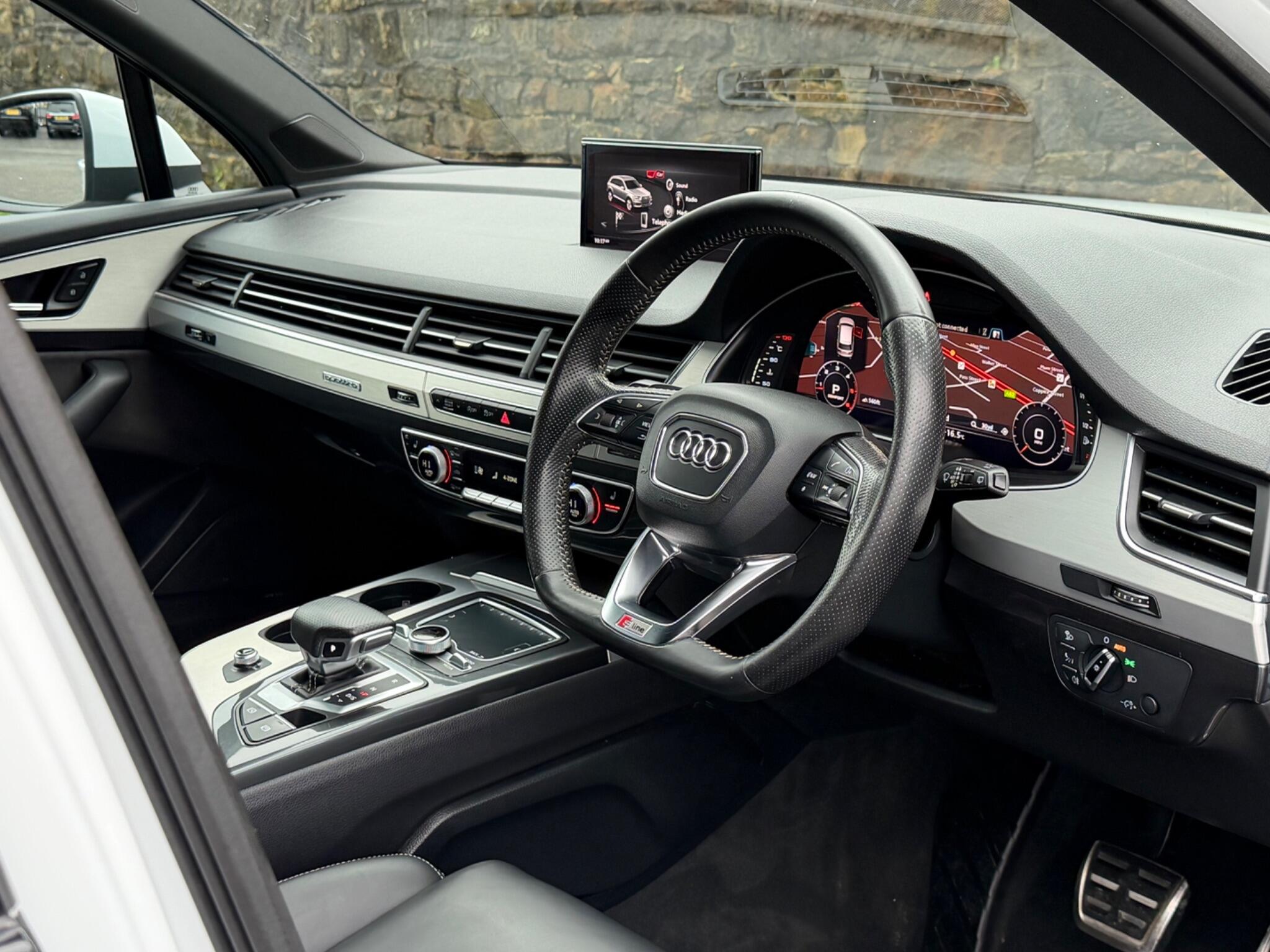 Audi Q7 view 11