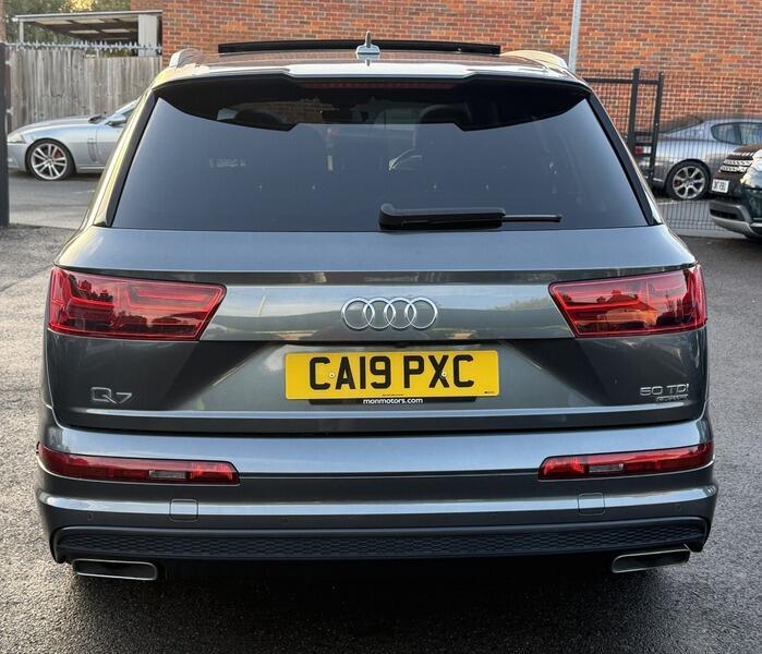 Audi Q7 view 6