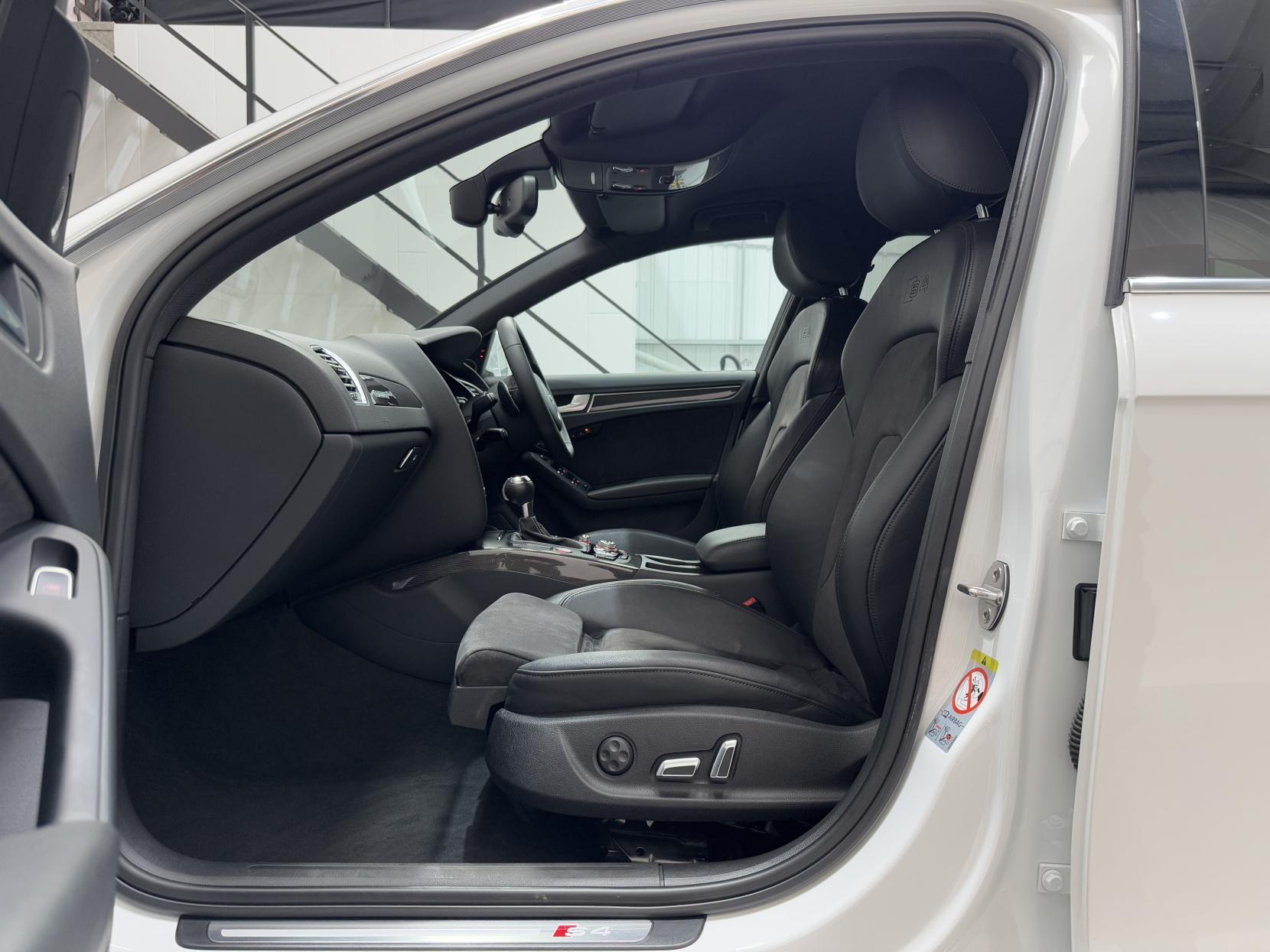 Audi S4 Avant view 45