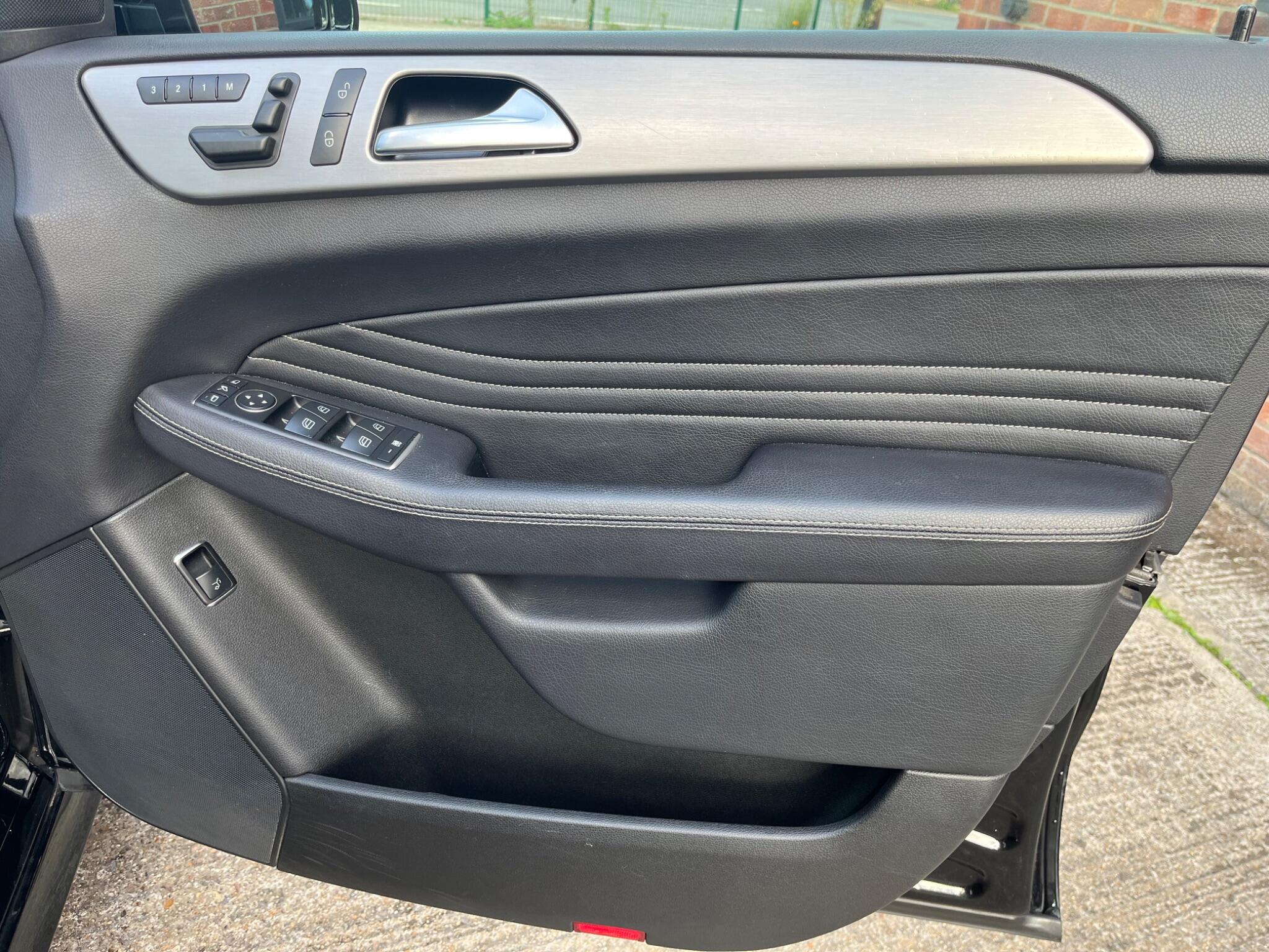 Mercedes-Benz M-Class view 32