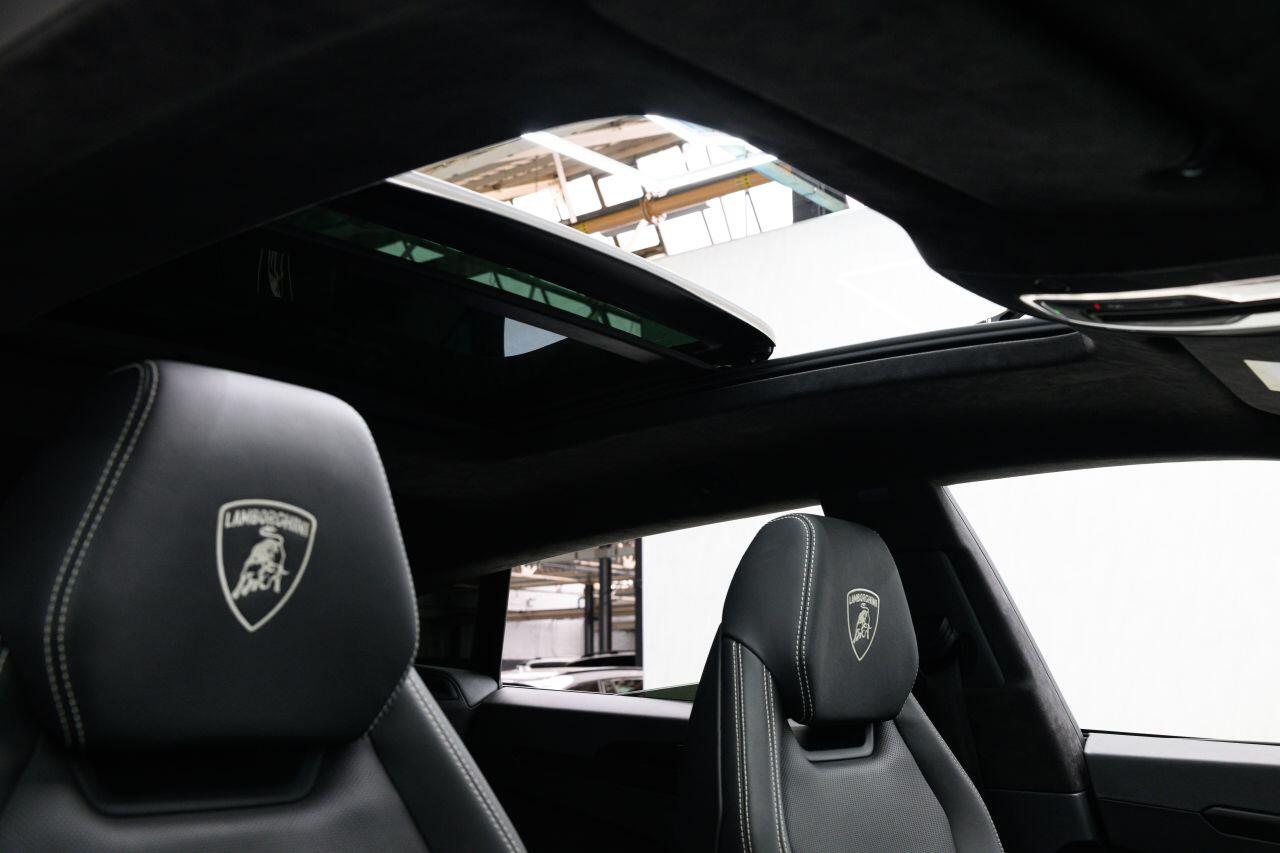 Lamborghini Urus view 45