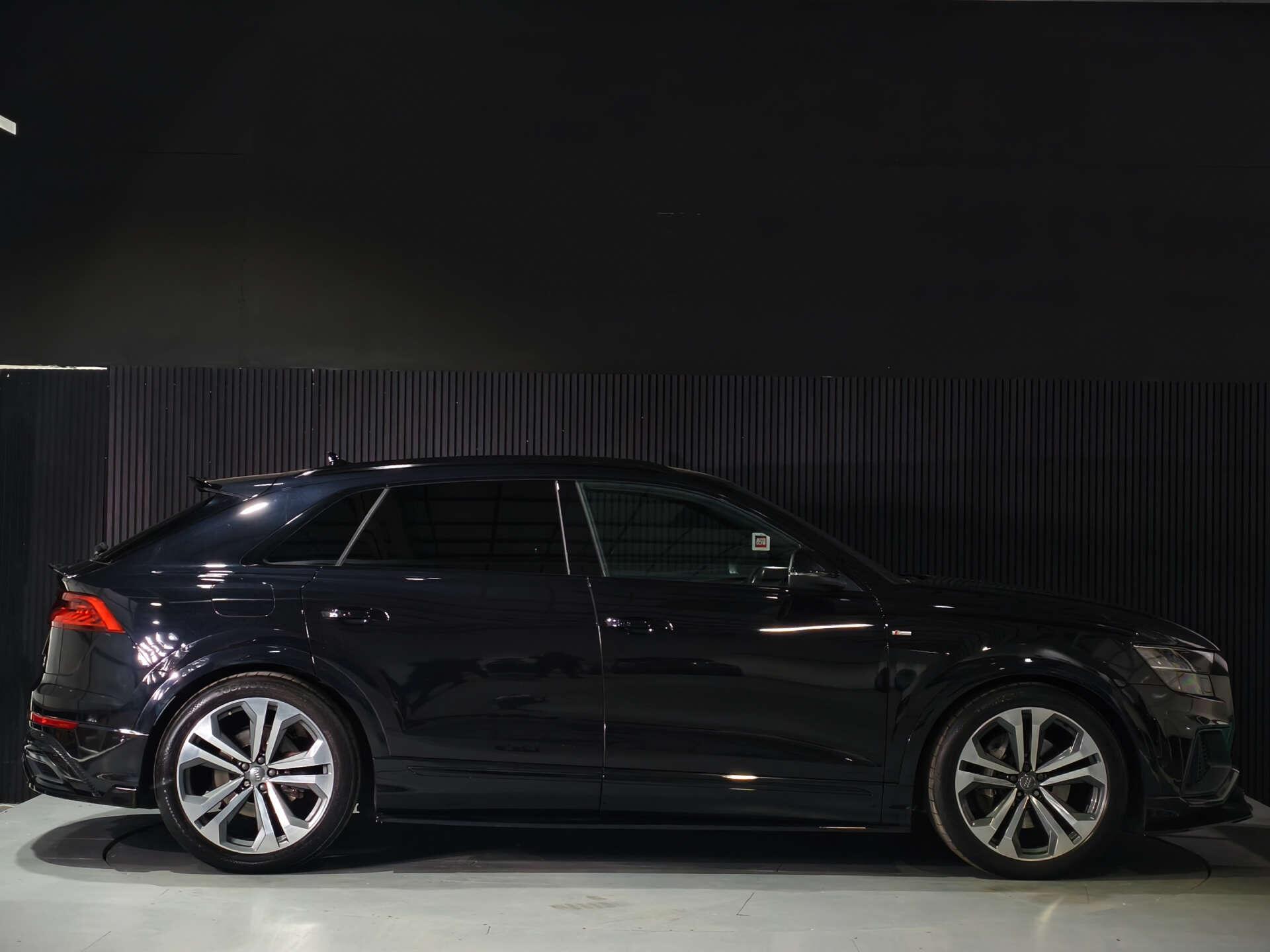Audi Q8 view 17