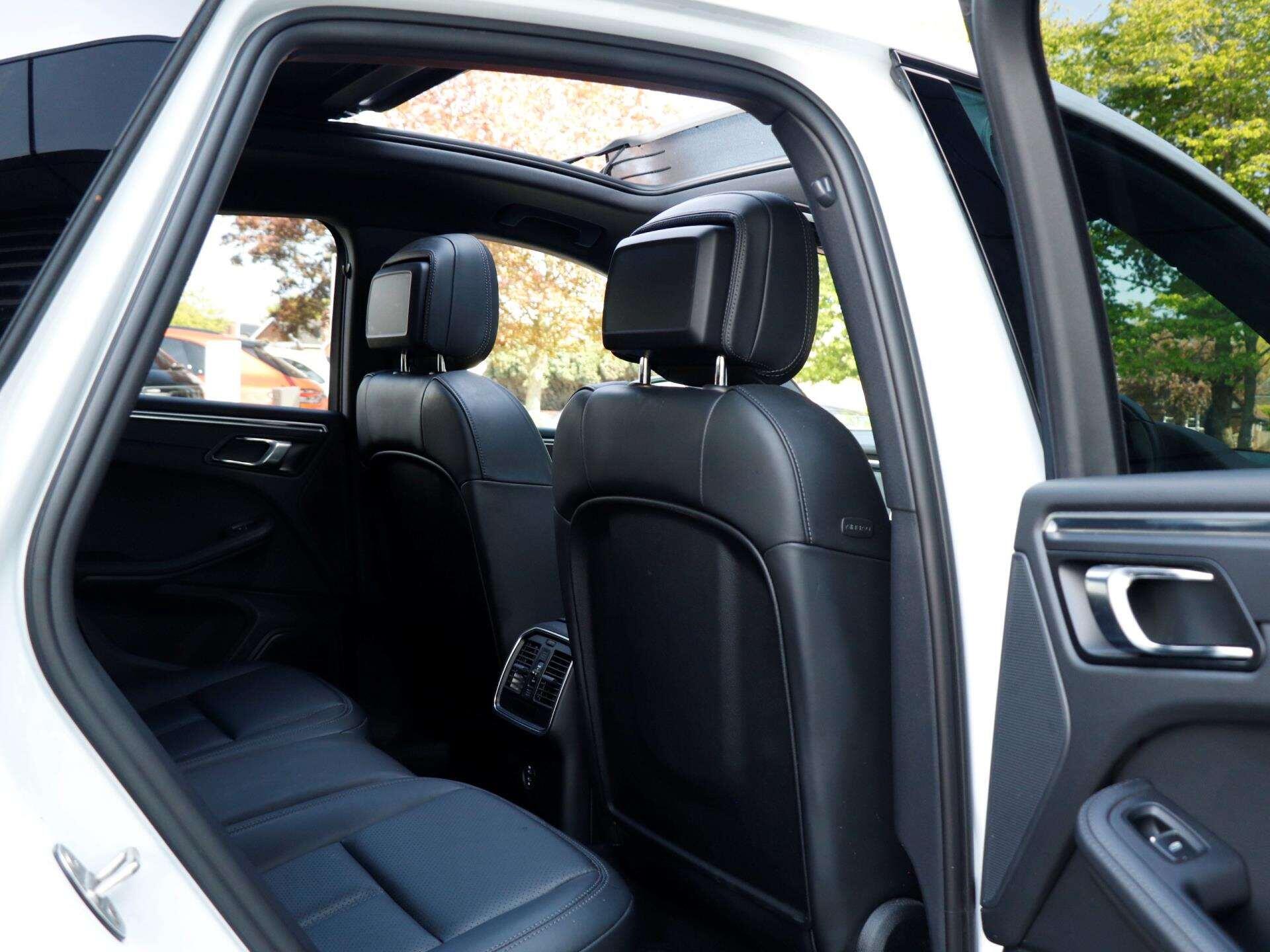 Porsche Macan view 26