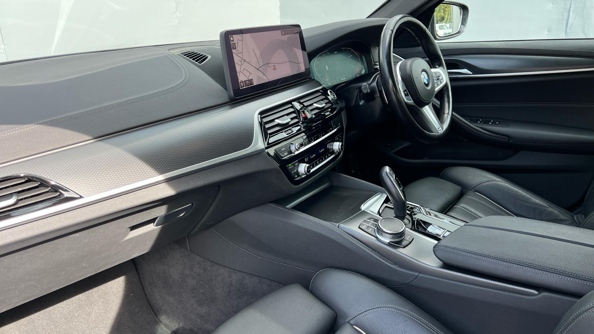 BMW 5 Series view 8