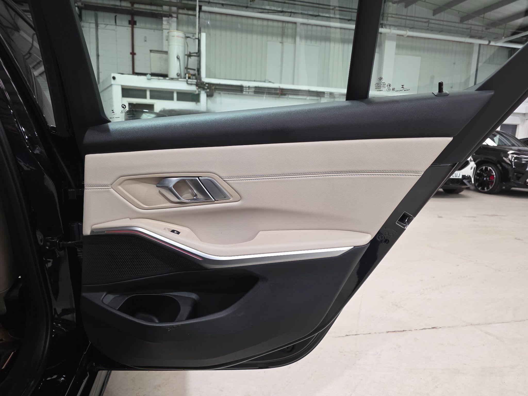 BMW 3 Series view 25