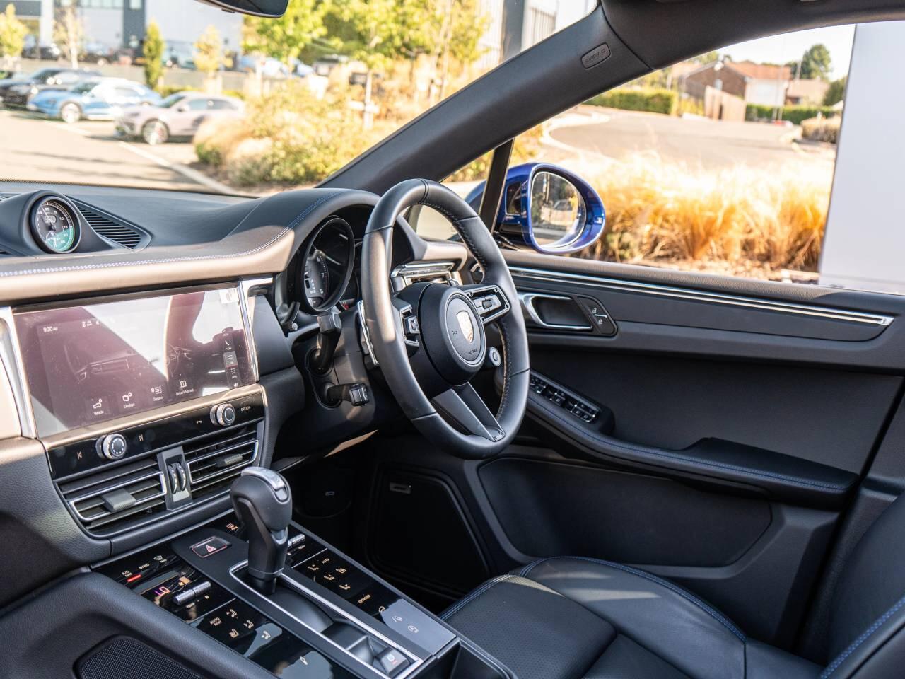 Porsche Macan view 40
