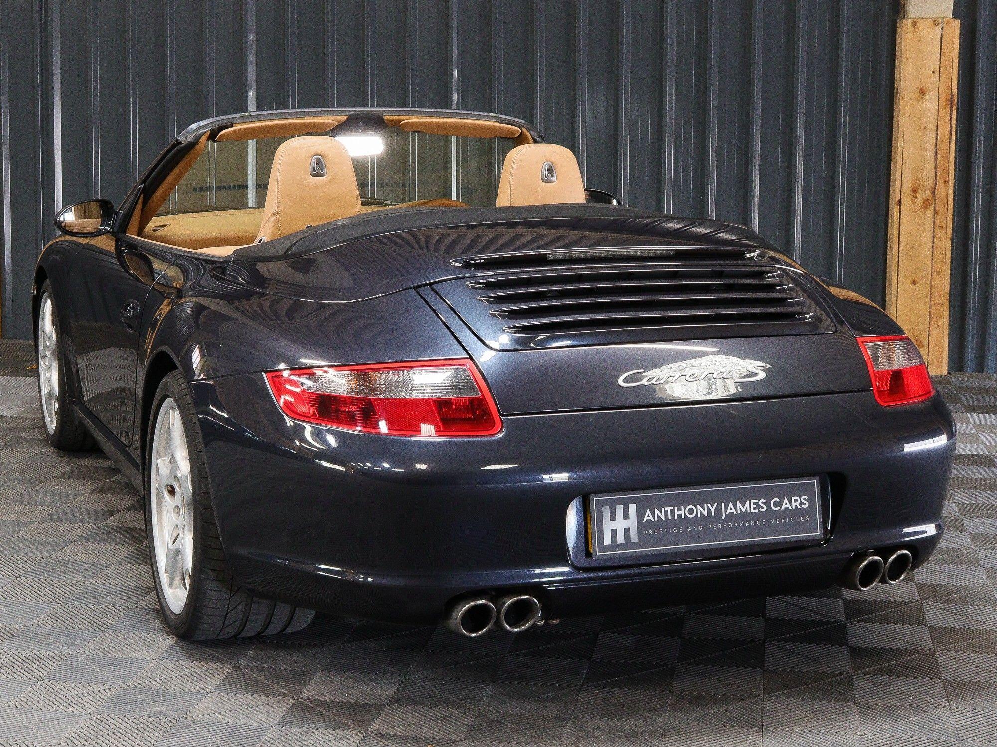 Porsche 911 view 6