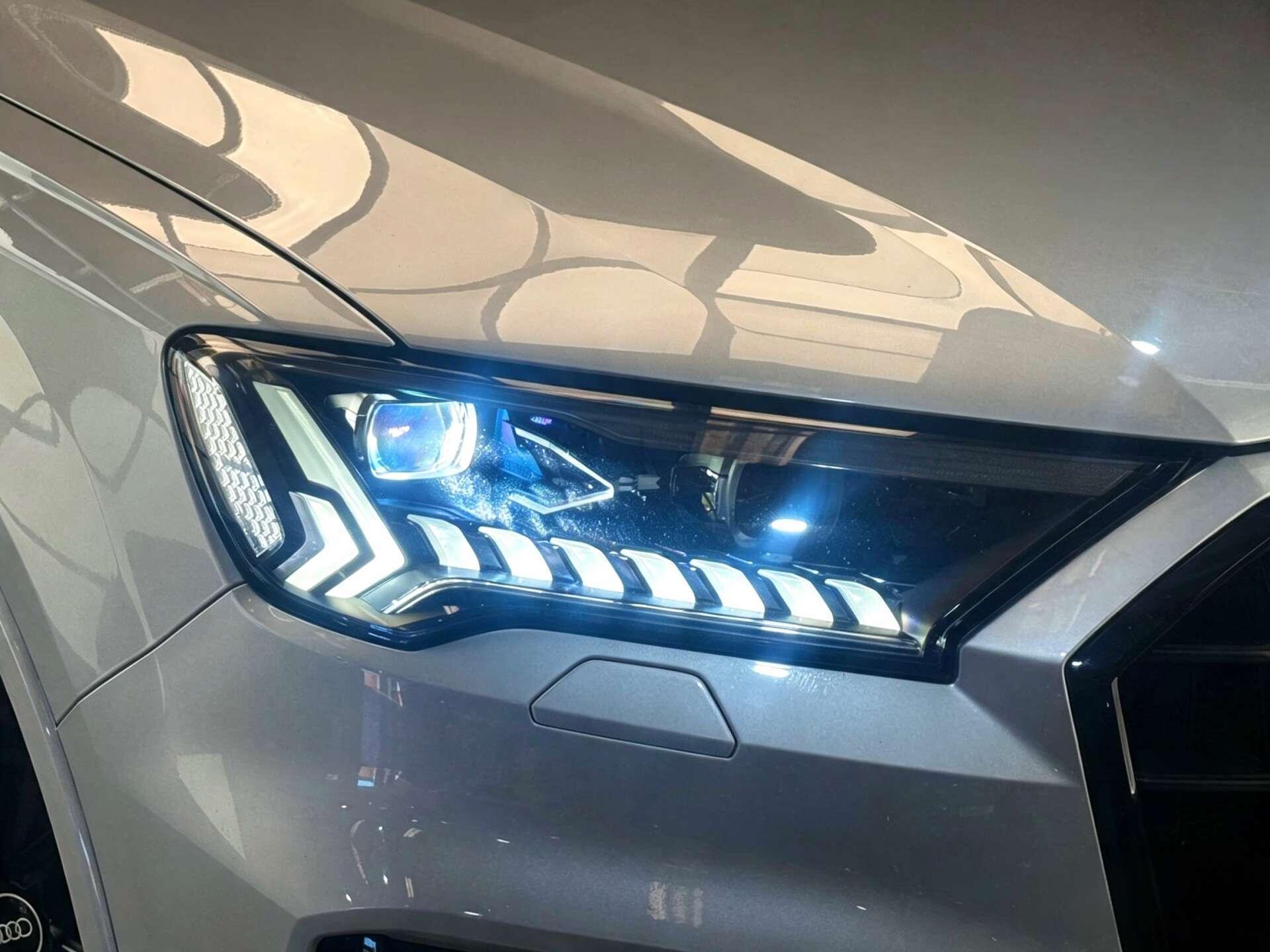 Audi SQ7 view 5