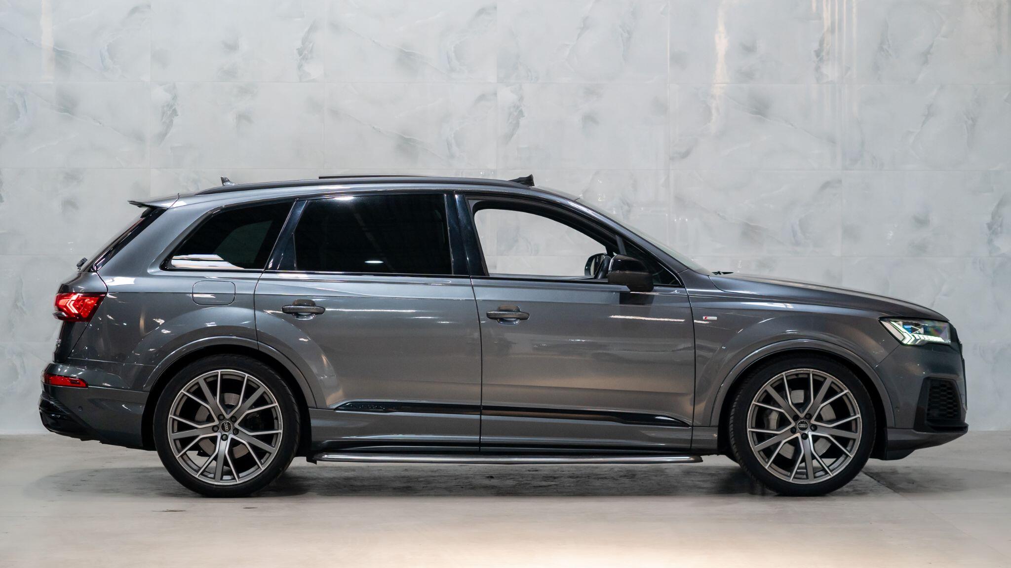 Audi Q7 view 10