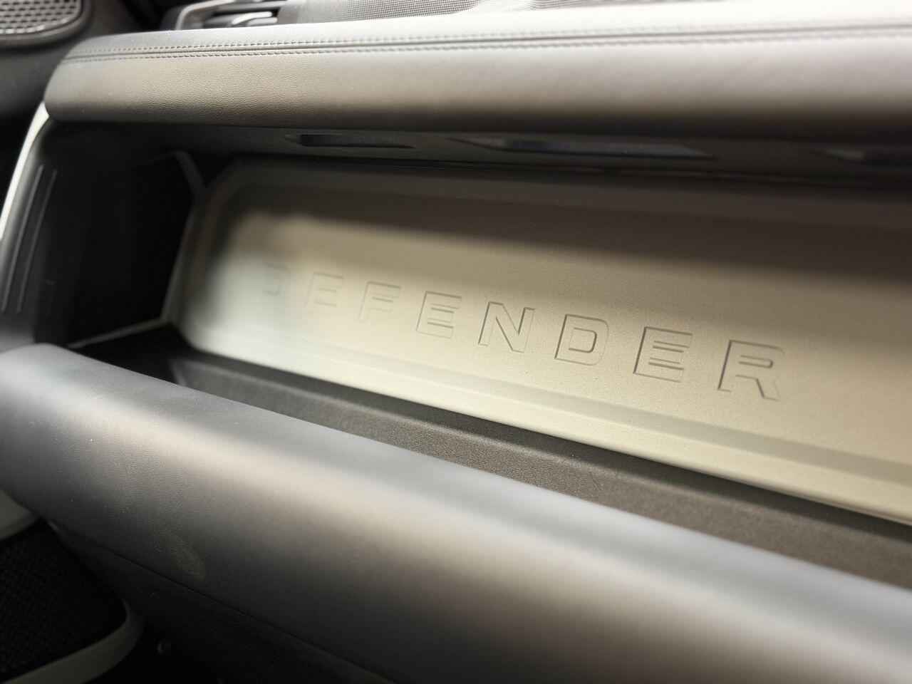Land Rover Defender 110 view 58