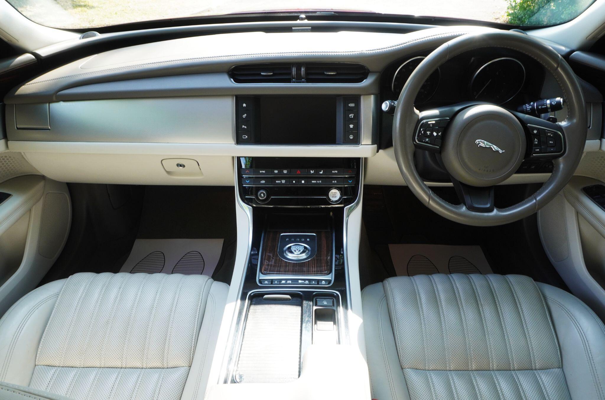 Jaguar XF view 23