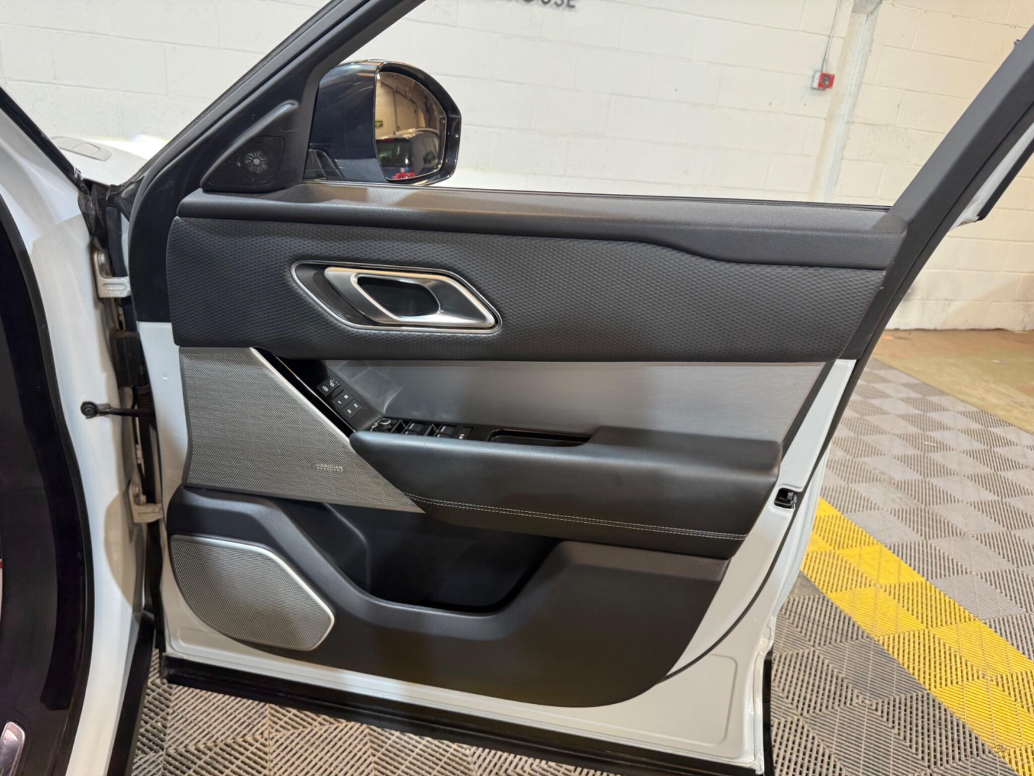 Land Rover Range Rover Velar view 41
