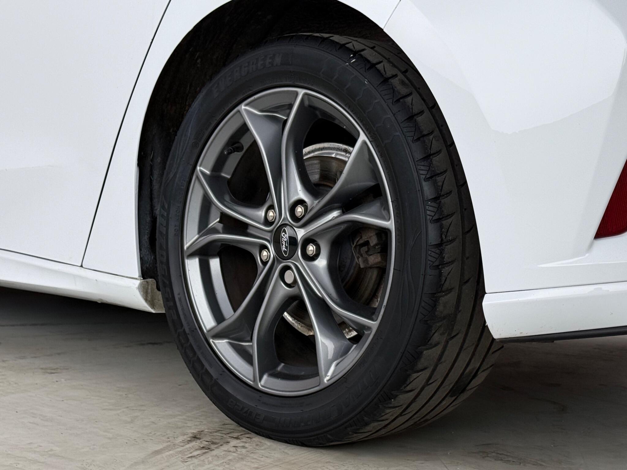 Ford Focus view 9