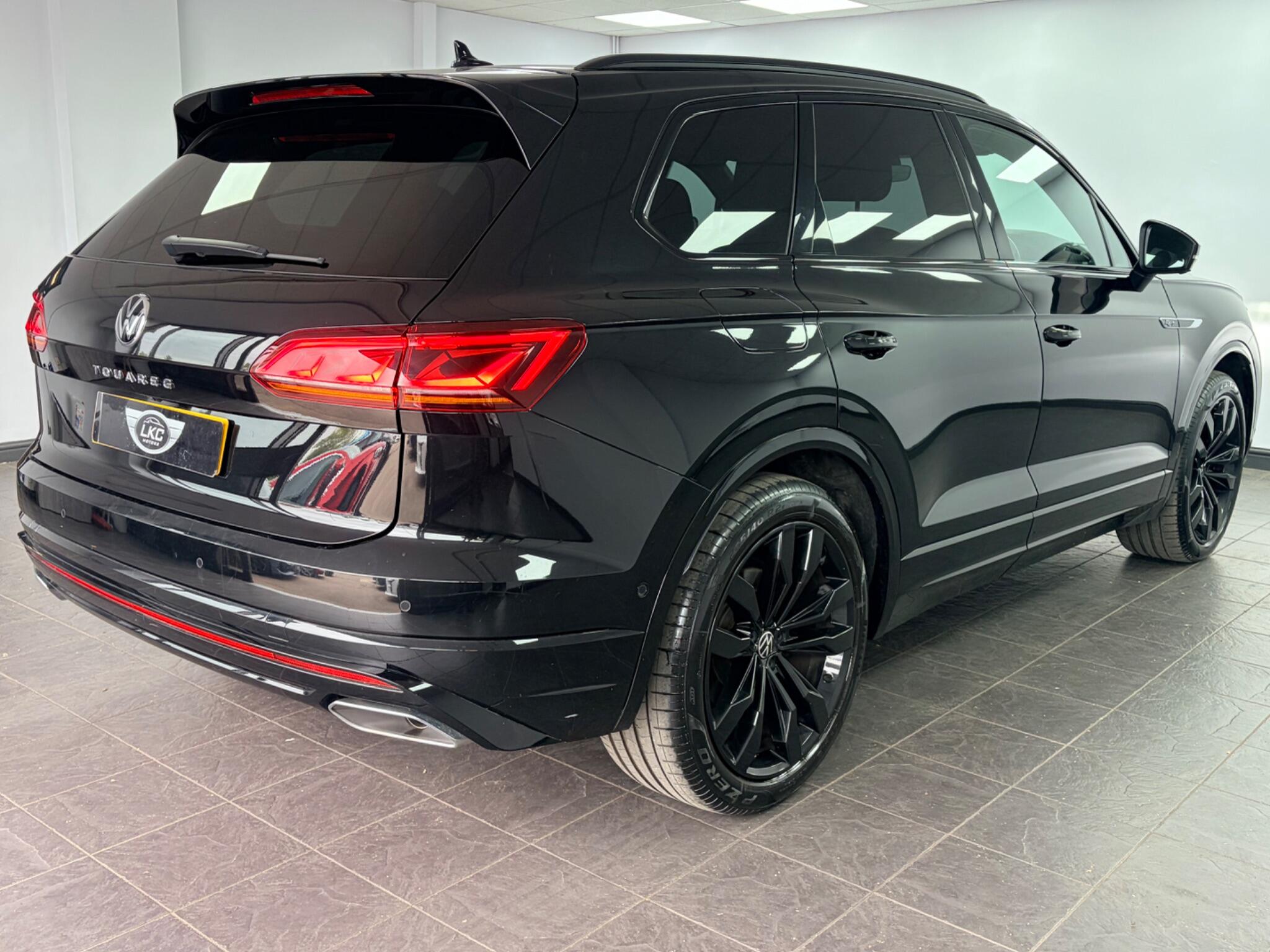 Volkswagen Touareg view 7