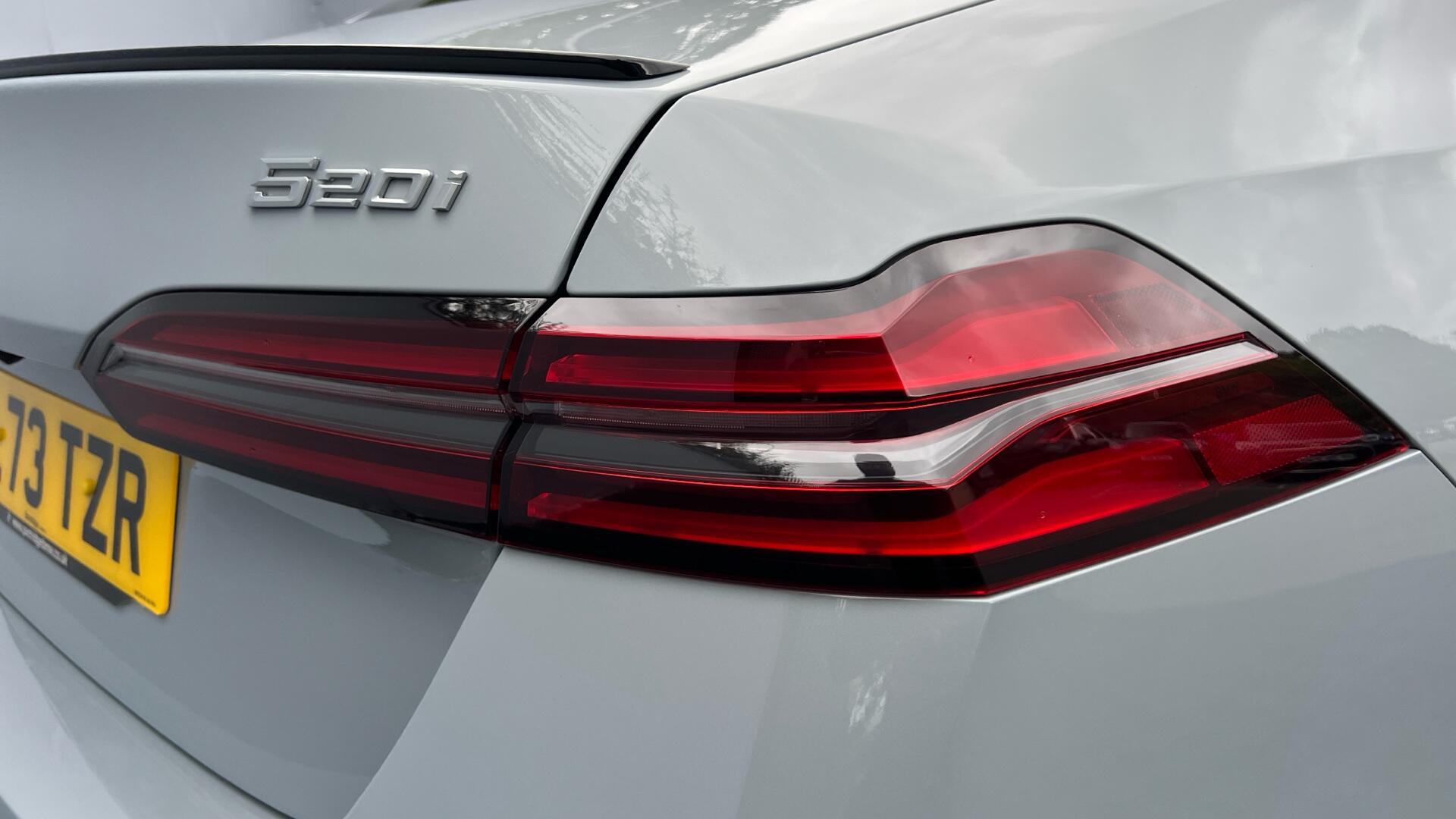 BMW 5 Series view 22