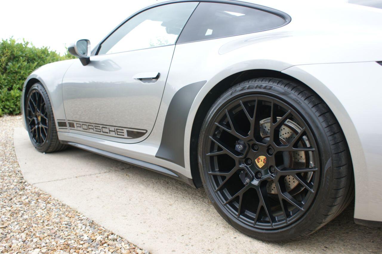 Porsche 911 view 35
