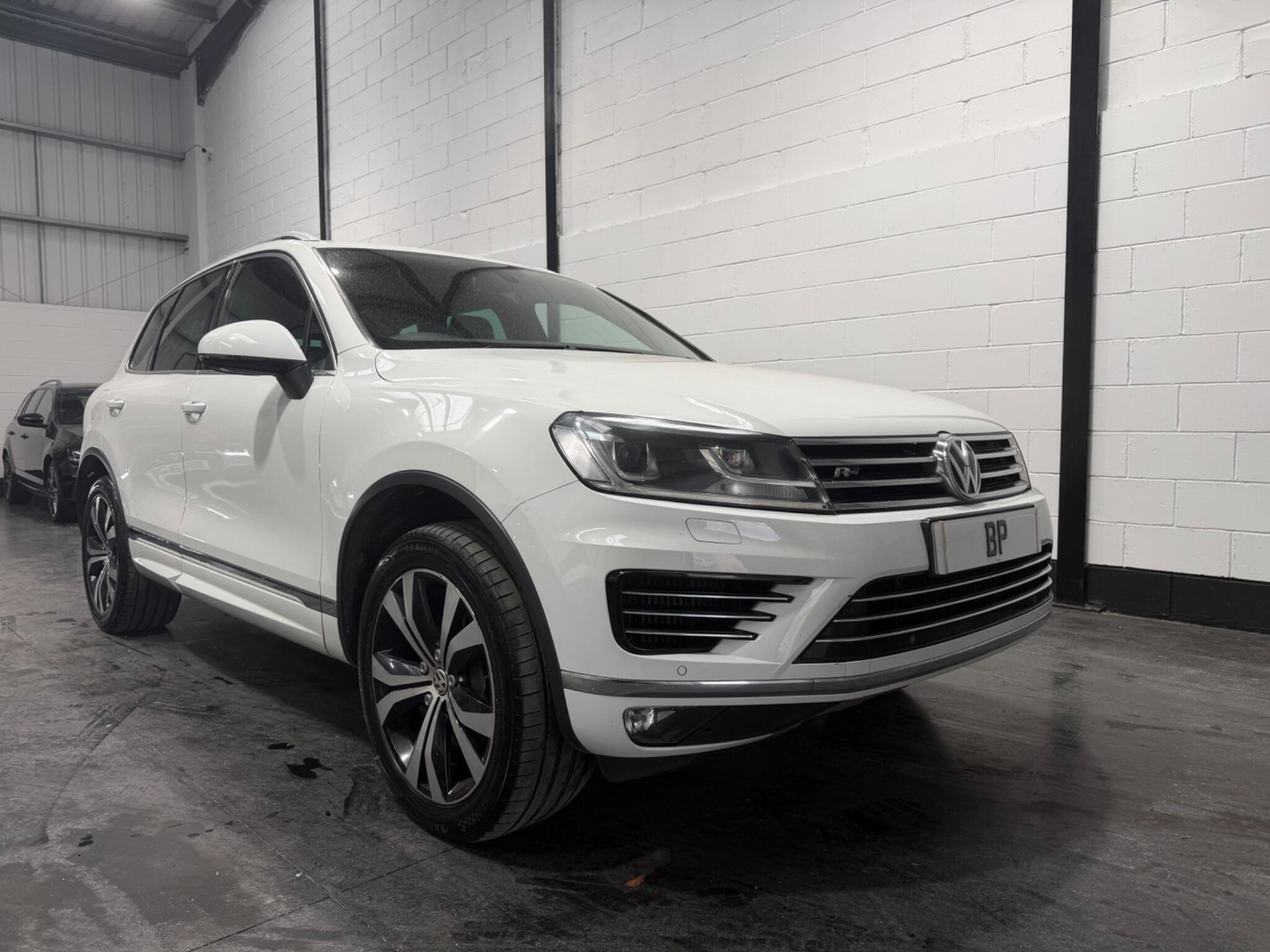 Volkswagen Touareg view 5