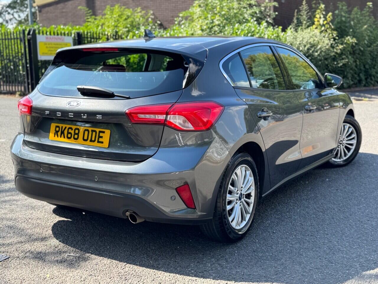 Ford Focus view 3