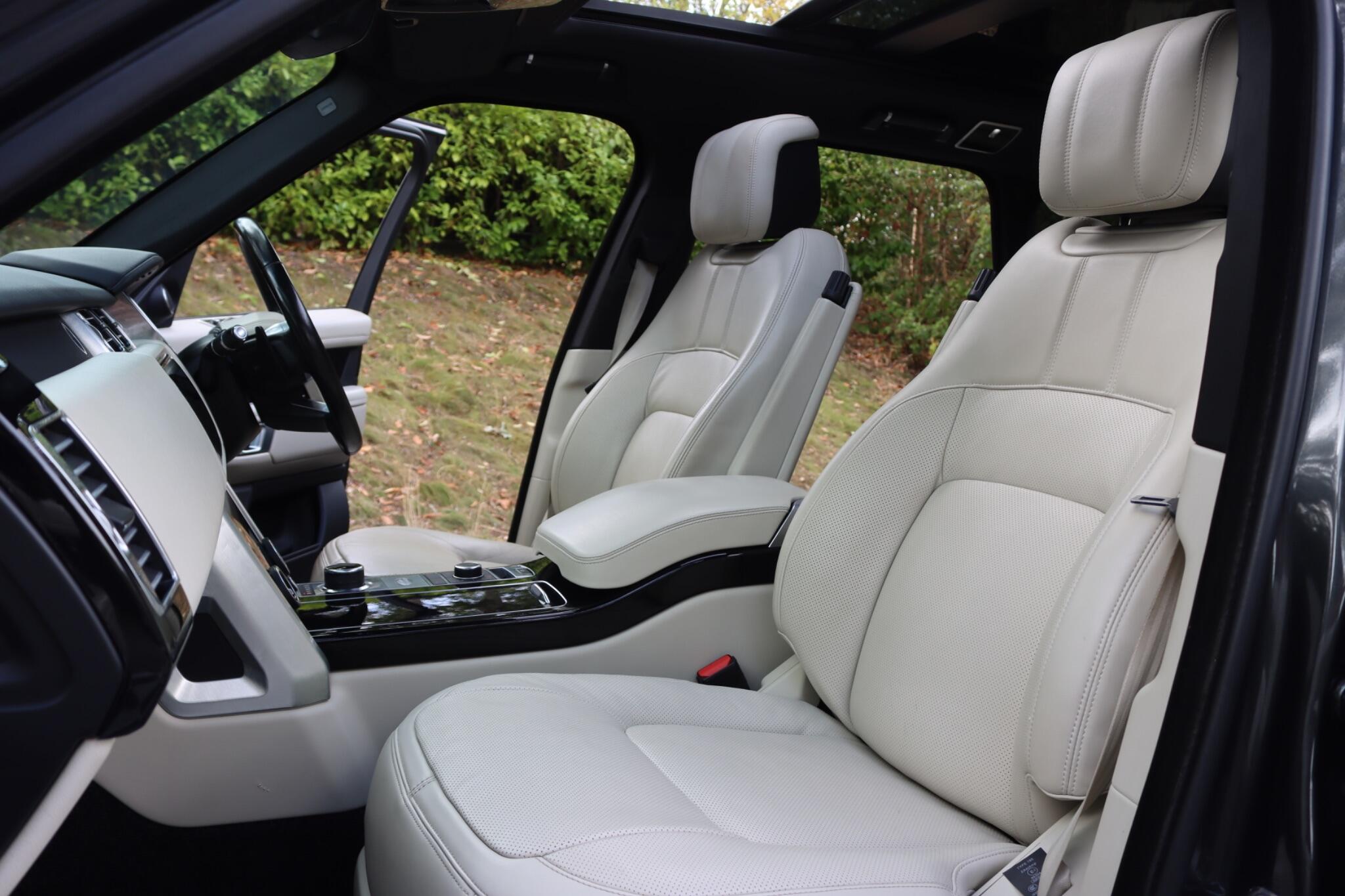 Land Rover Range Rover view 3