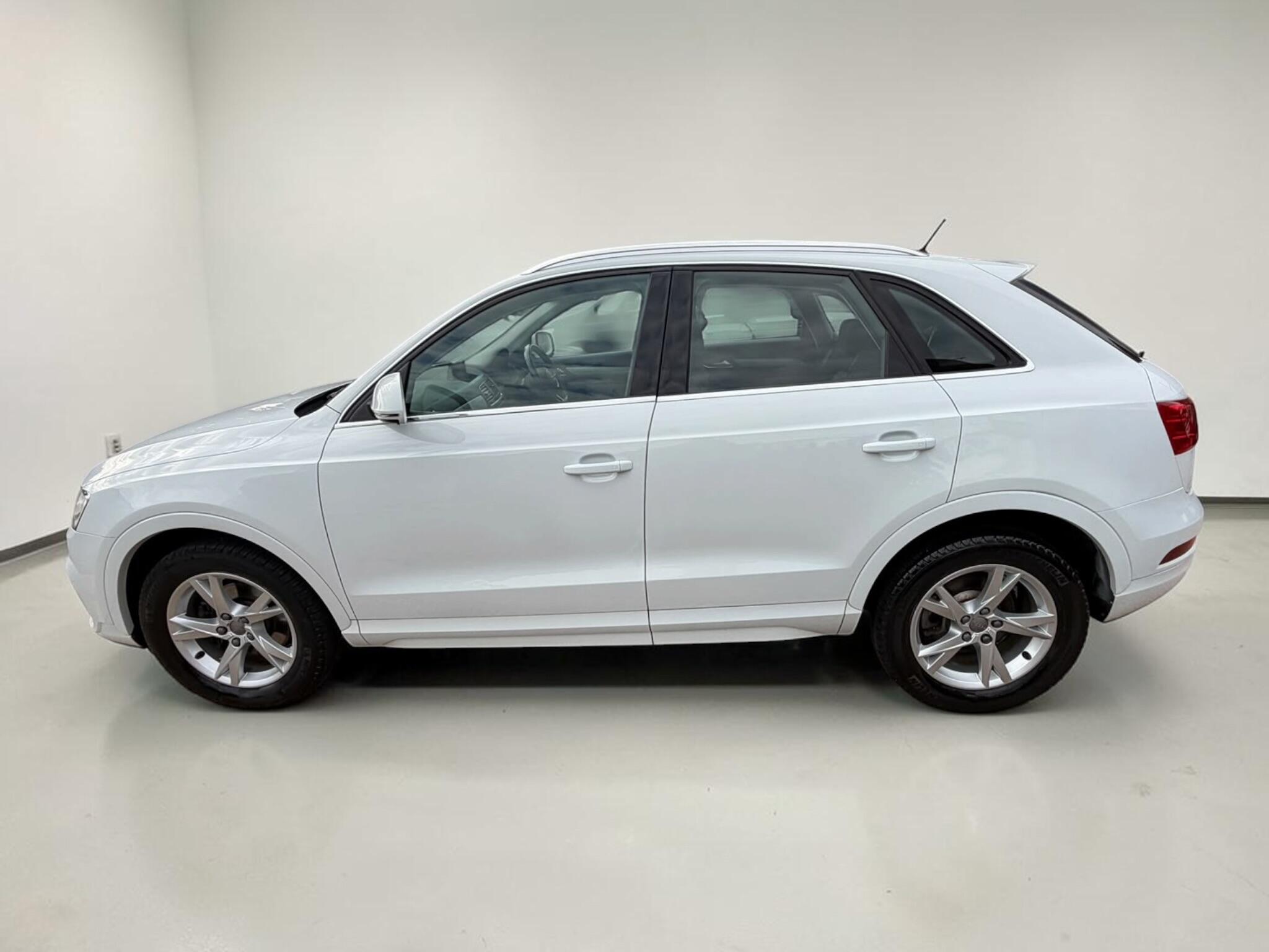 Audi Q3 view 18