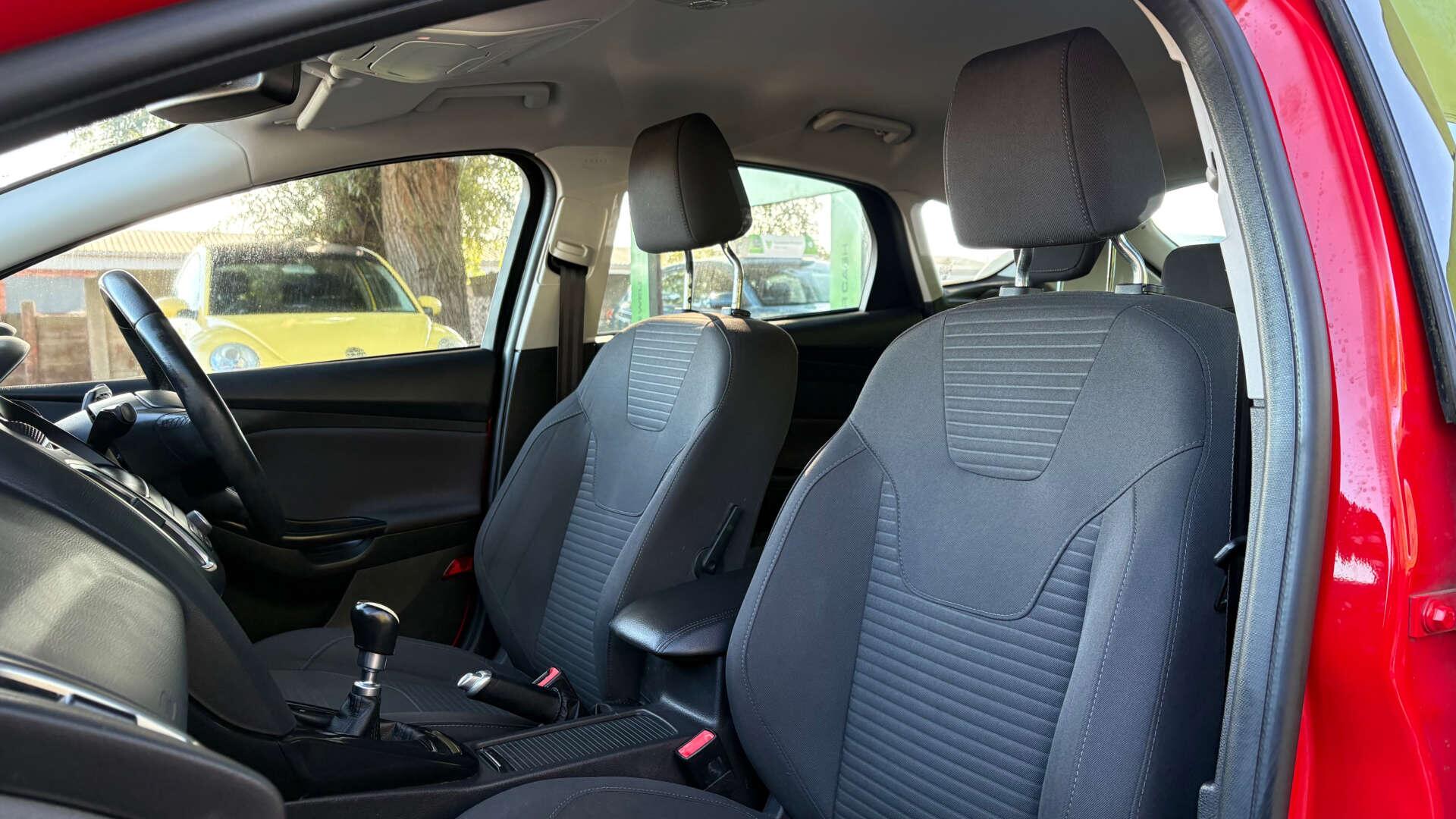 Ford Focus view 13