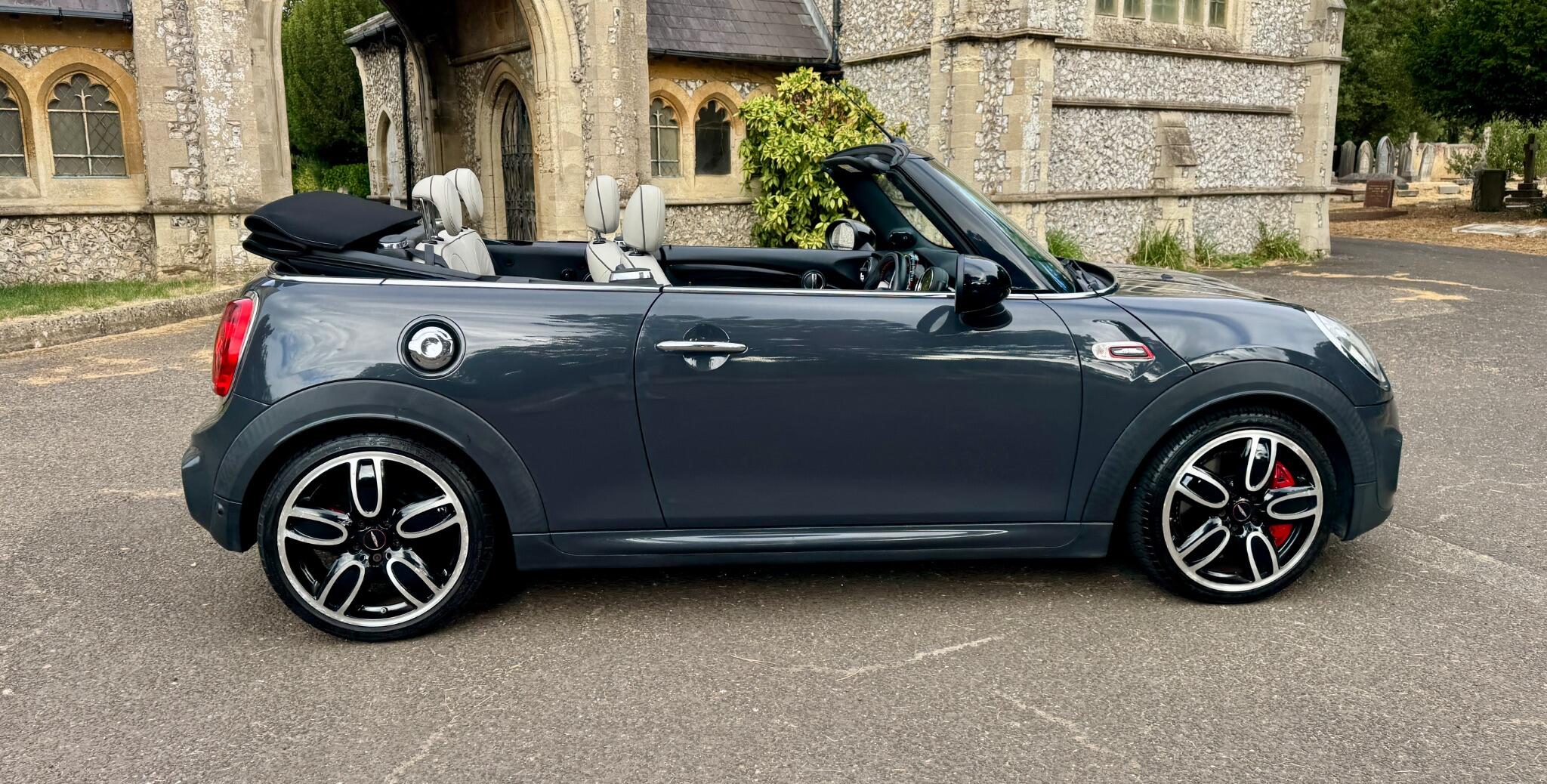 Mini Convertible view 24