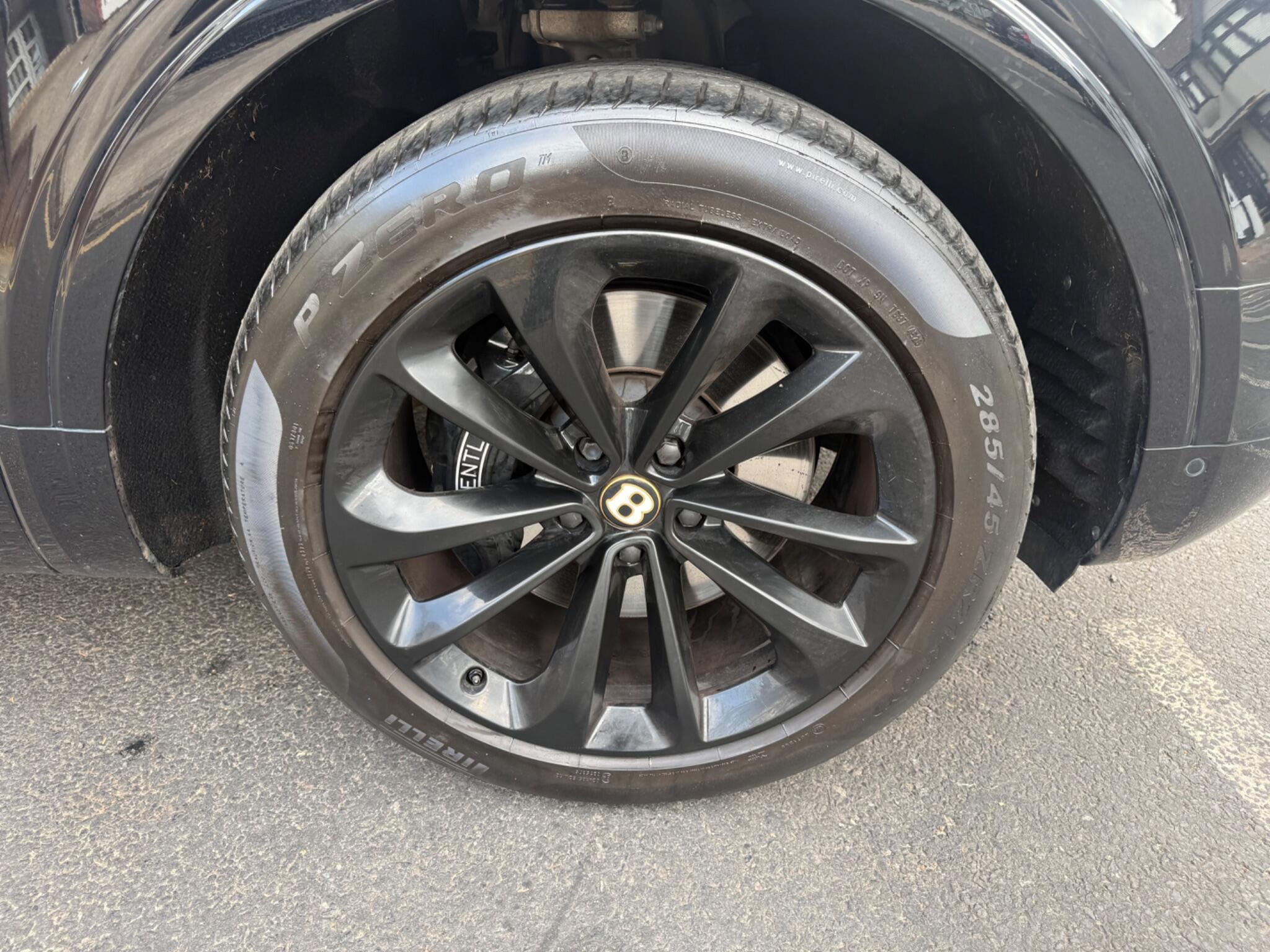 Bentley Bentayga view 32