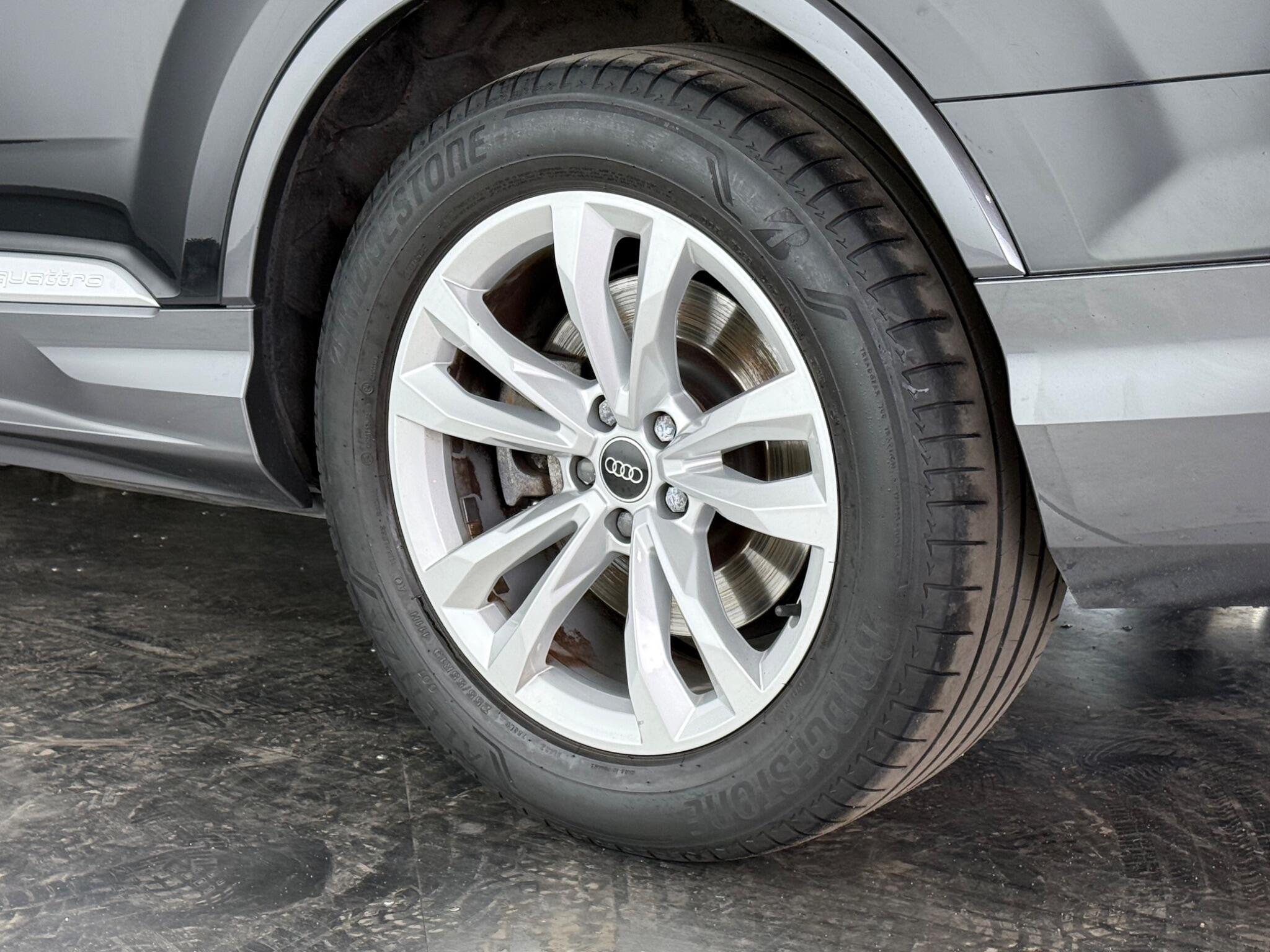 Audi Q7 view 8