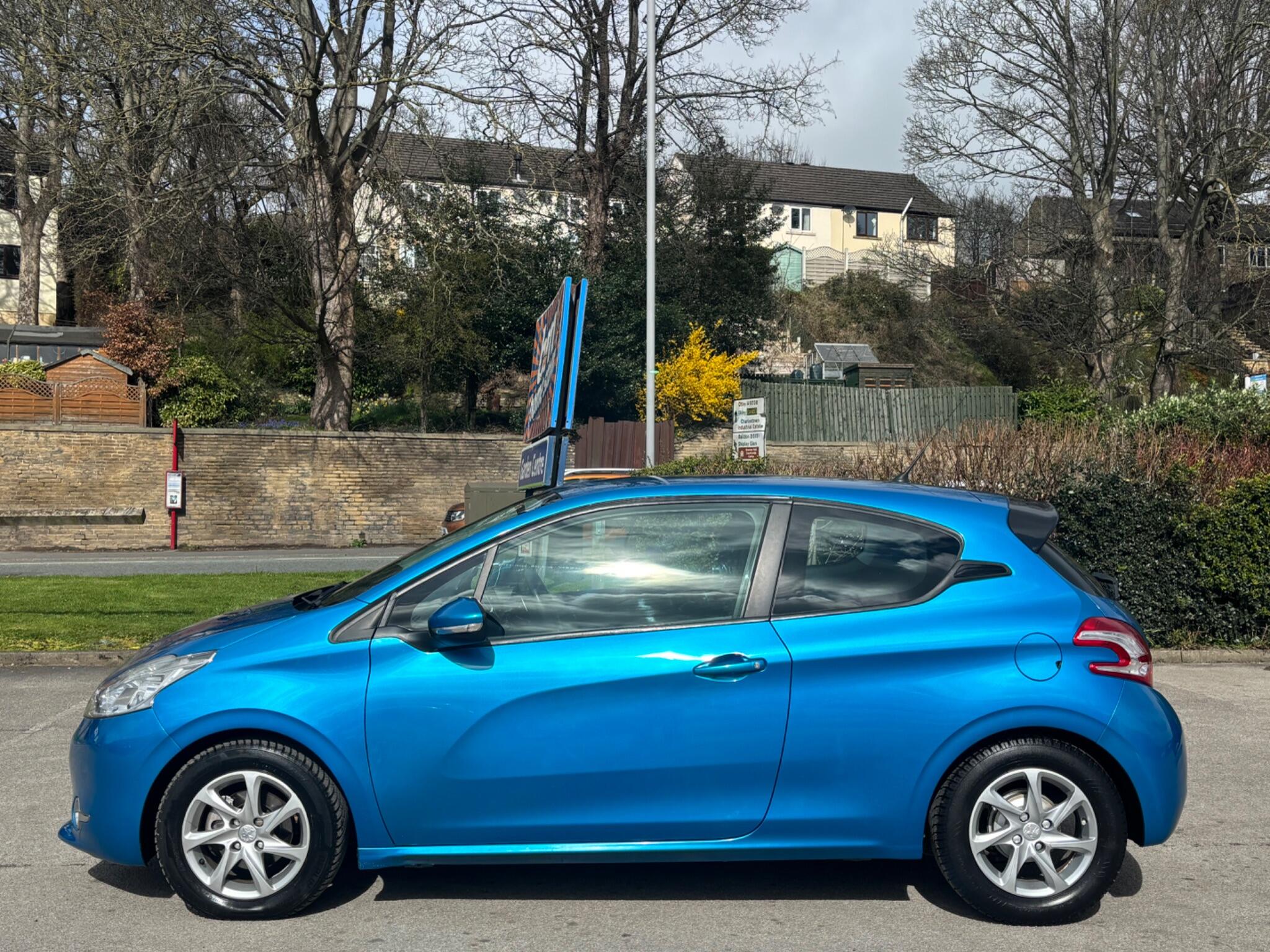 Peugeot 208 view 5