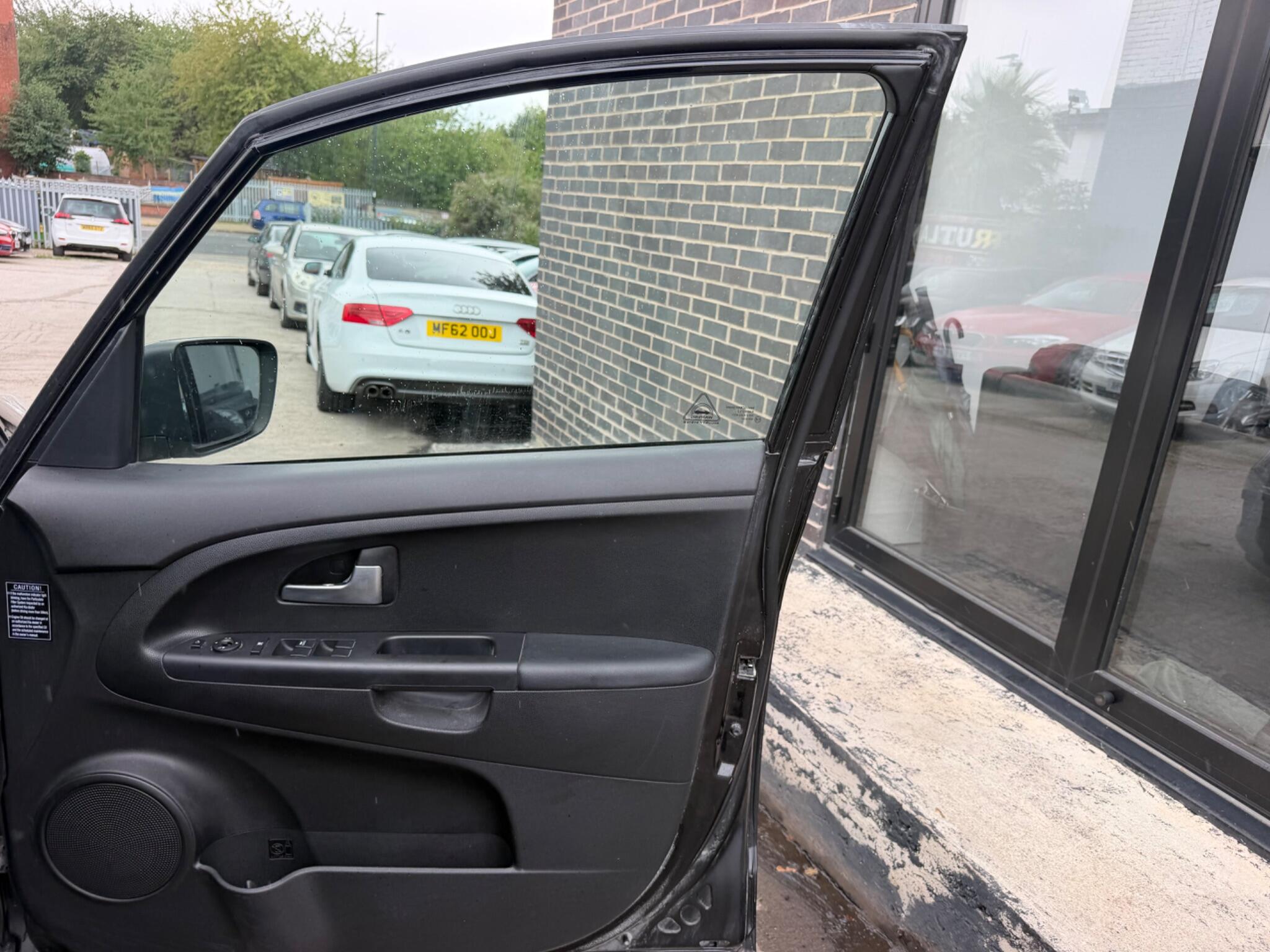 Kia Venga view 8