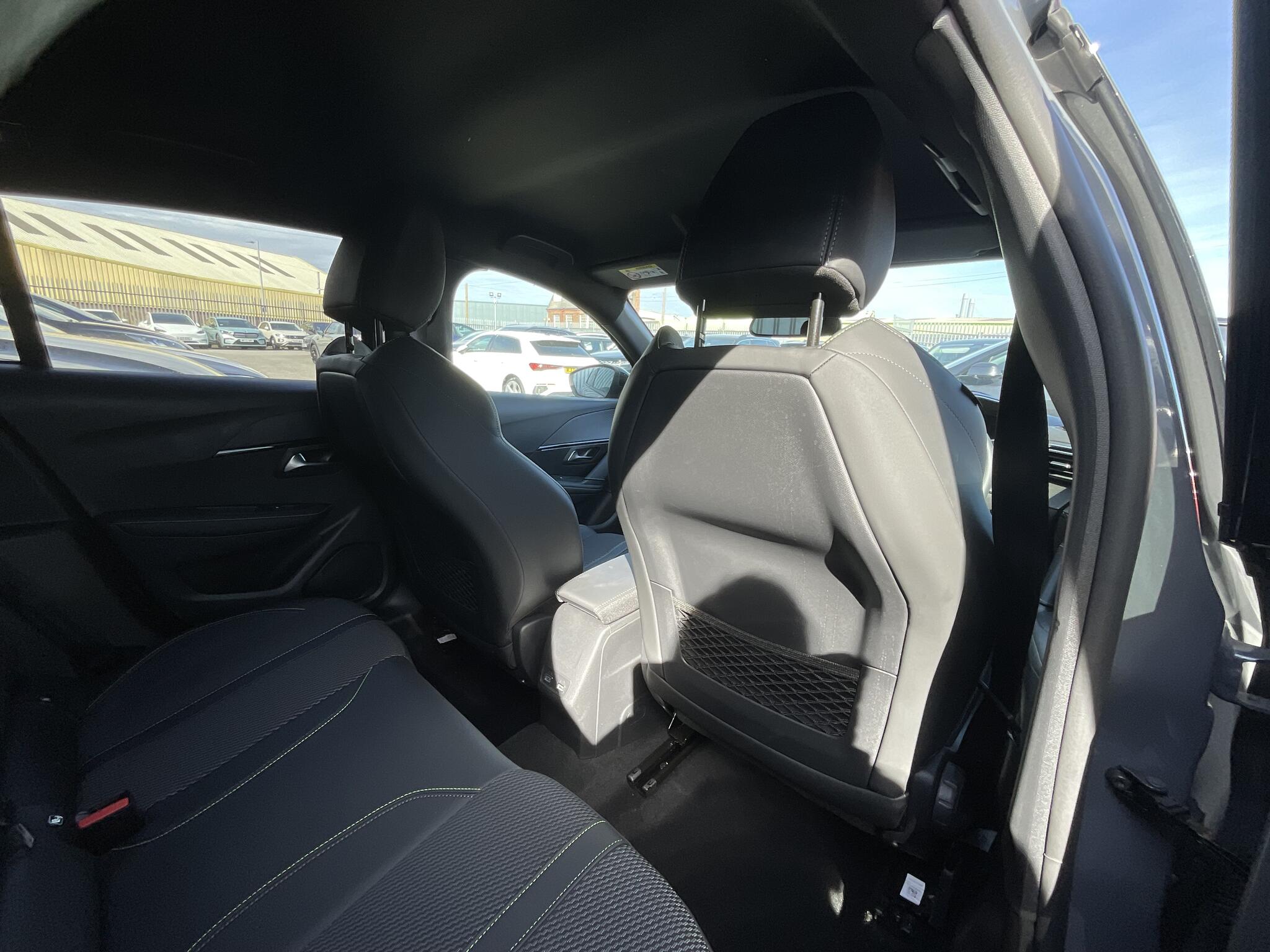 Peugeot 208 view 10