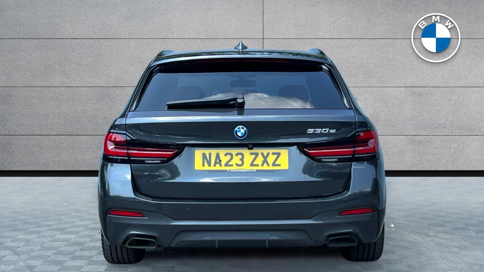 BMW 5 Series view 15