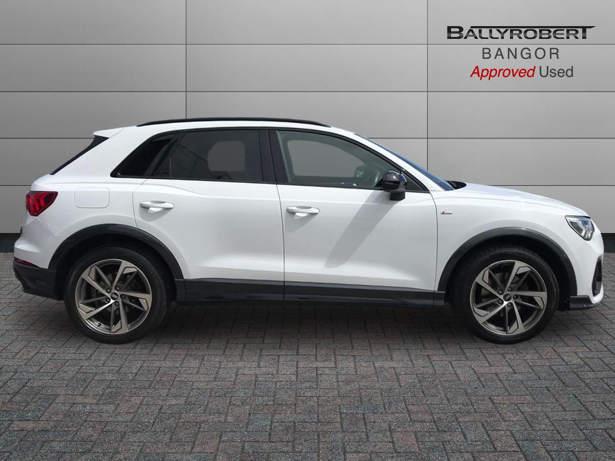 Audi Q3 view 9