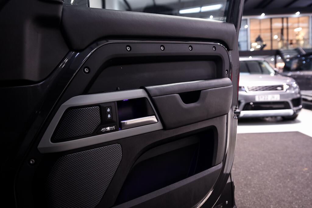 Land Rover Defender view 32