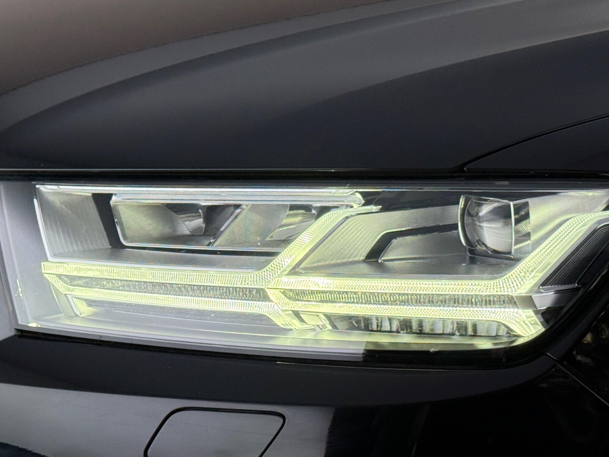 Audi Q7 view 12