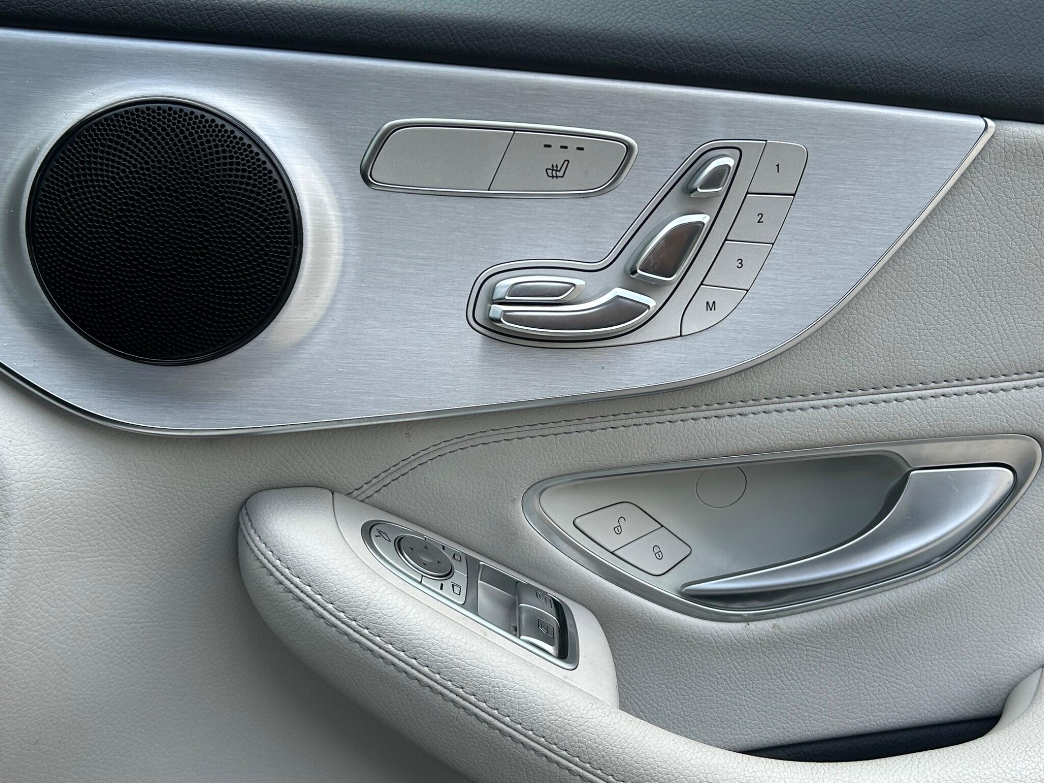 Mercedes-Benz C-Class view 27