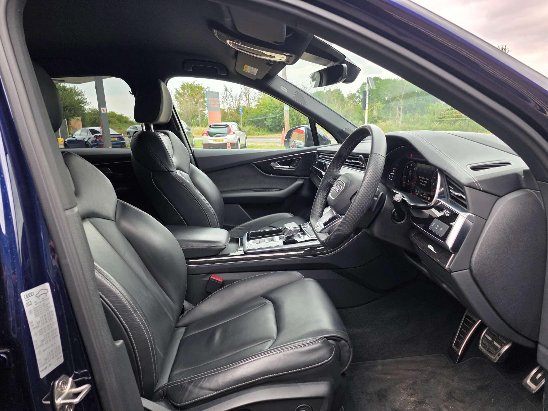 Audi Q7 view 27