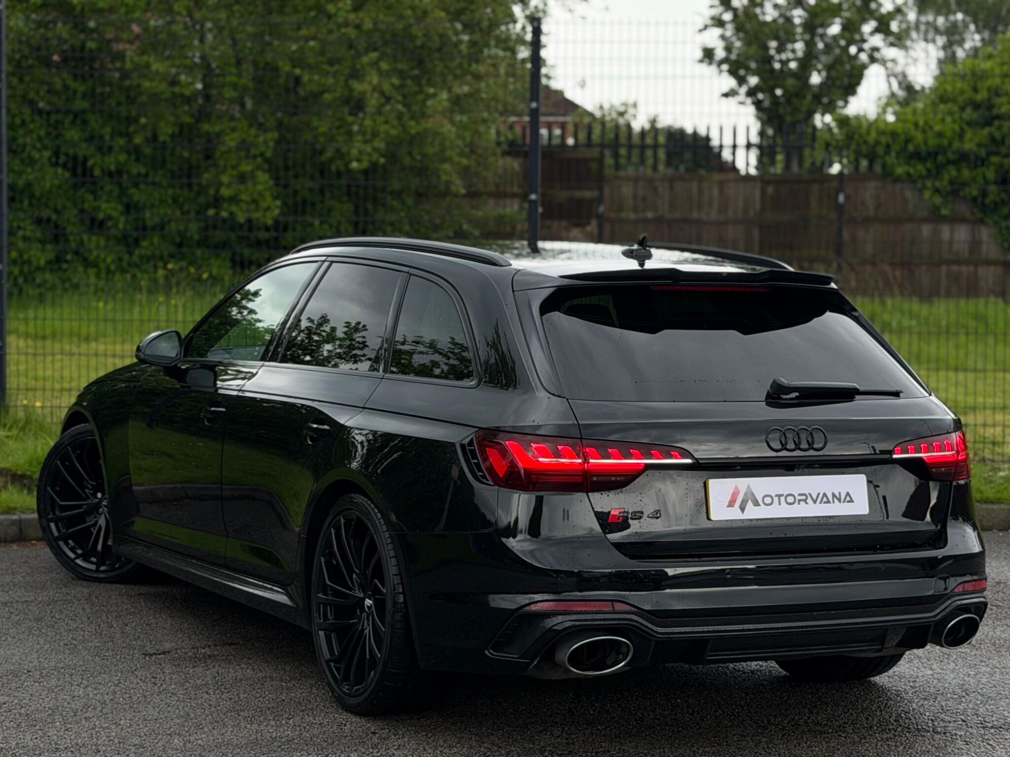 Audi RS4 view 11