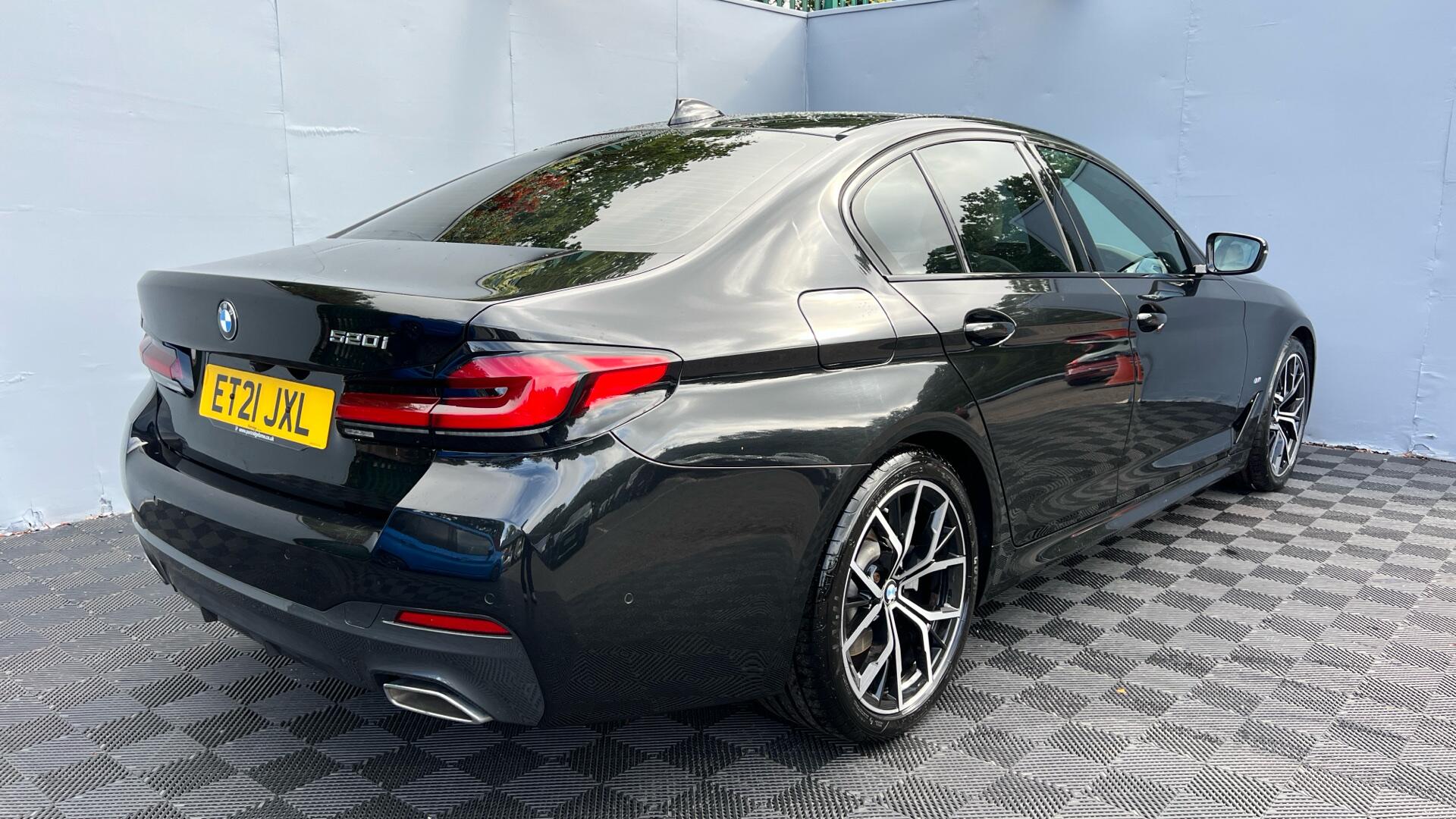 BMW 5 Series view 27