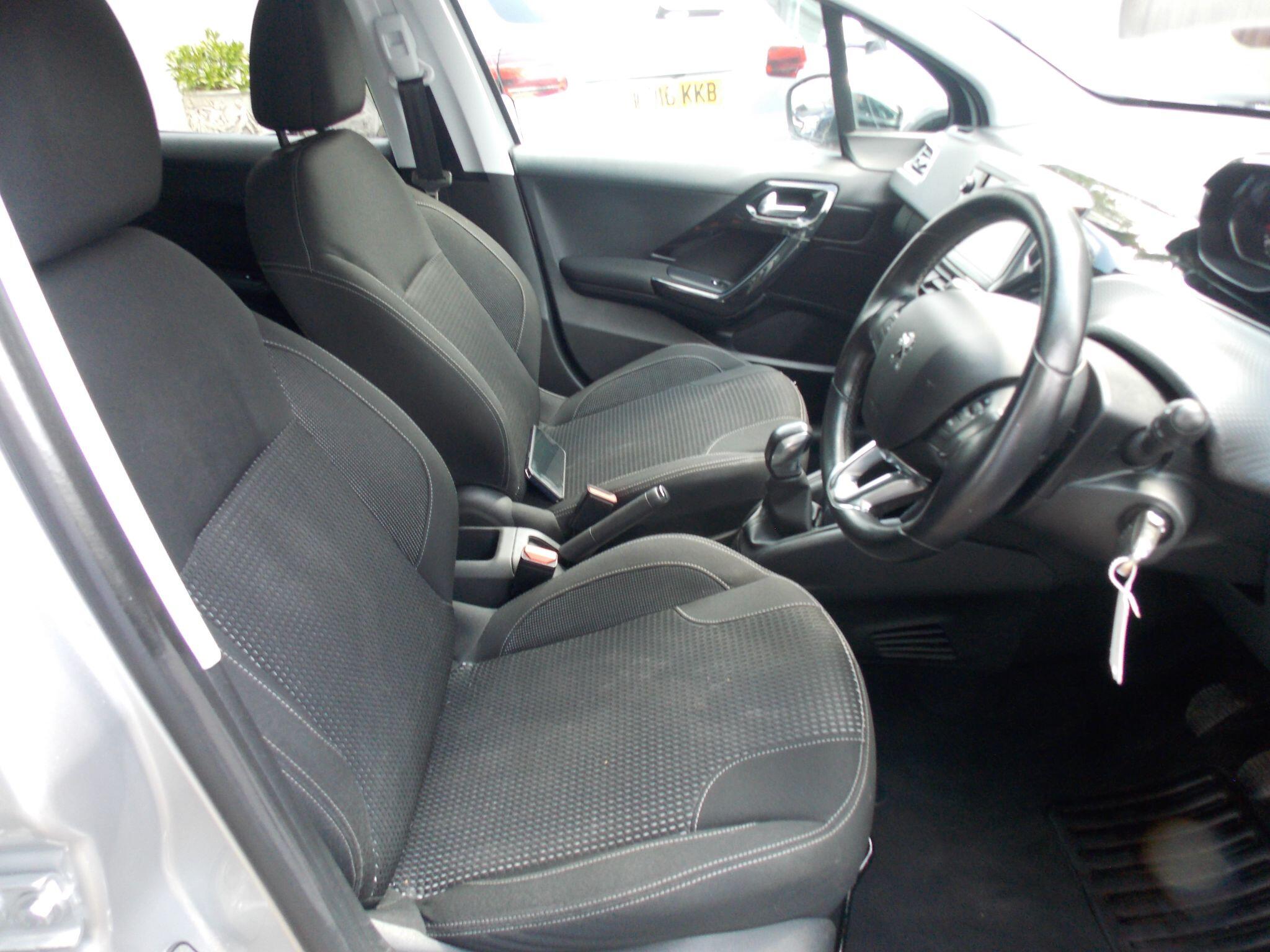Peugeot 208 view 16