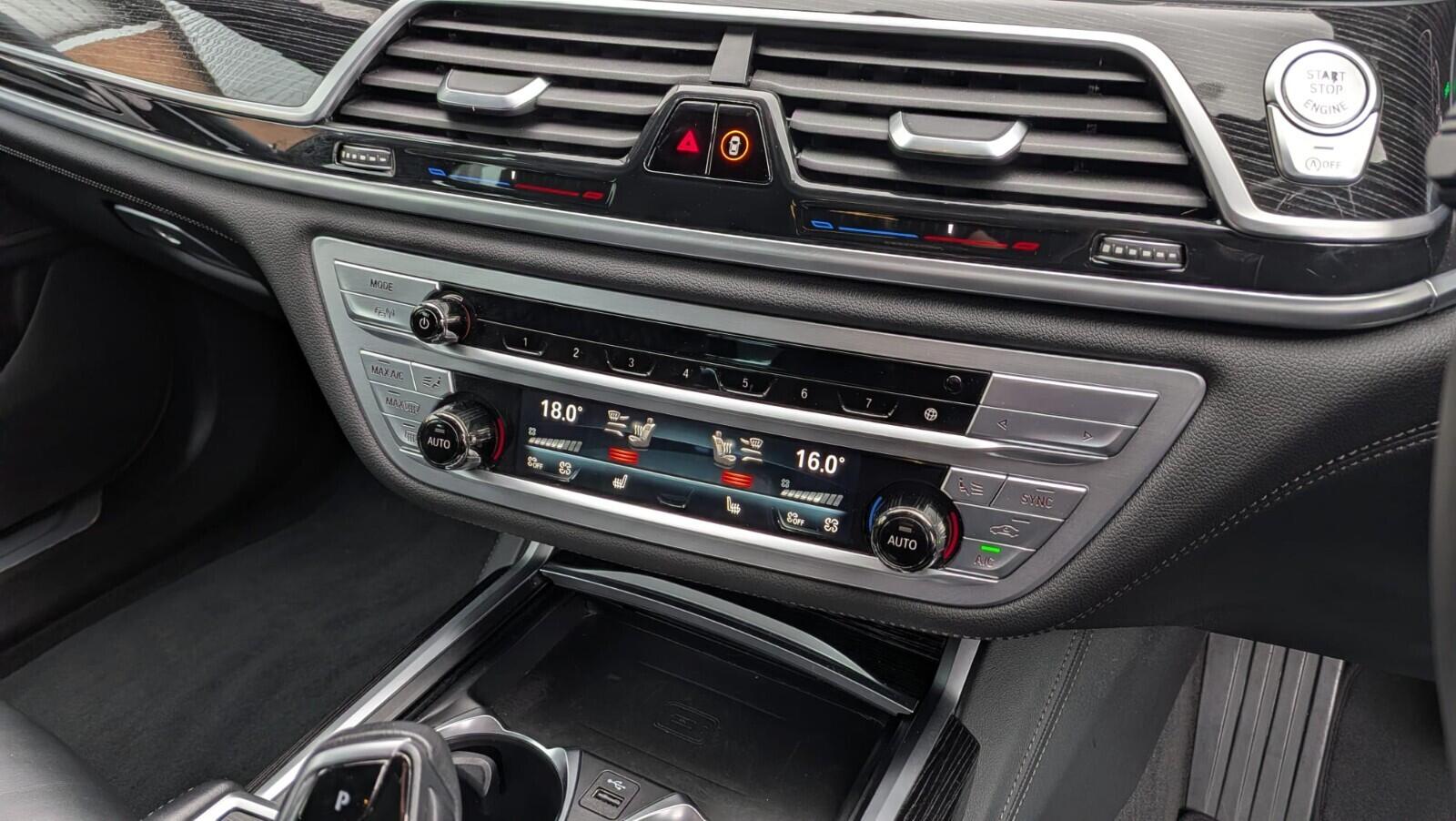 BMW 7 Series view 25