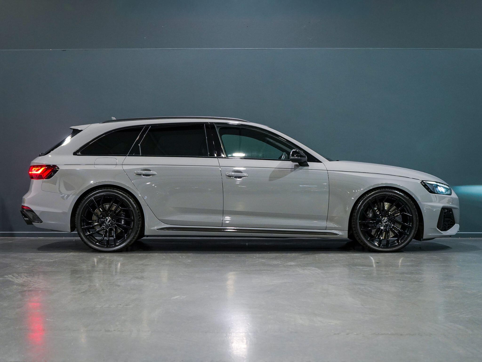 Audi RS4 view 11