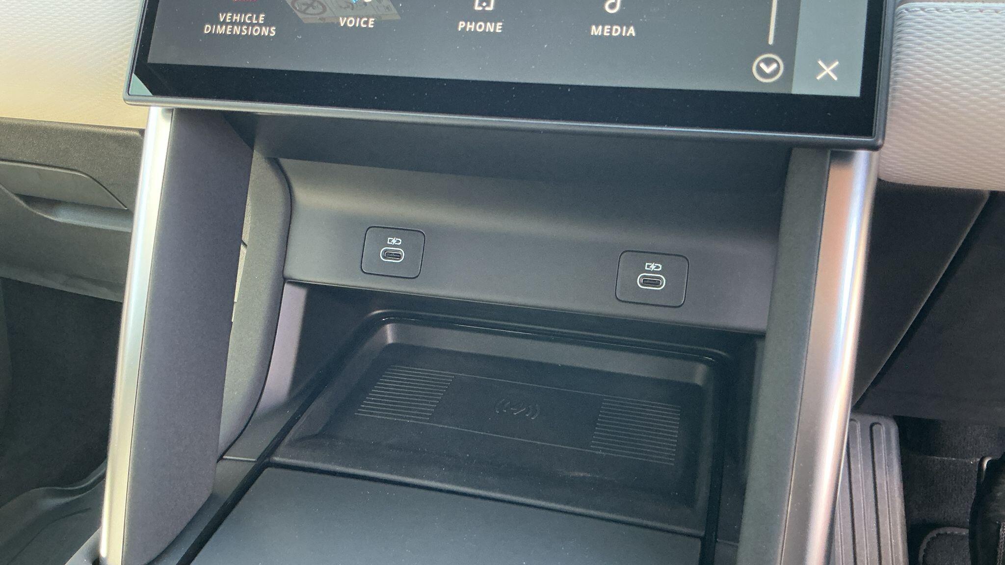 Land Rover Discovery Sport view 34