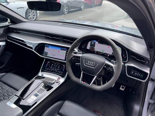 Audi RS6 Avant view 3